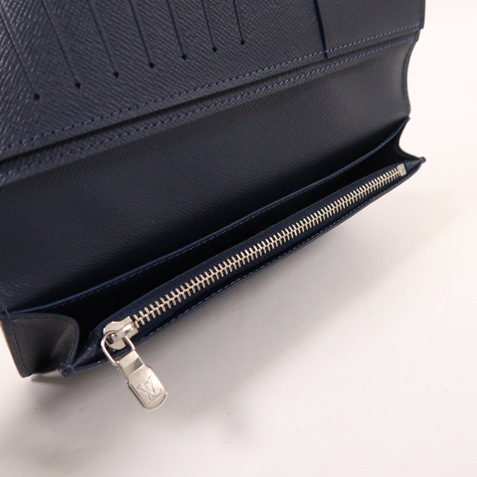 LOUIS VUITTON Taiga Long Wallet銀扣長錢包