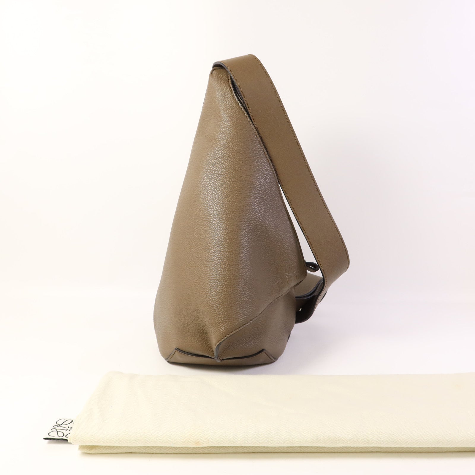 LOEWE 牛皮皮革Anton Sling銀扣肩背袋