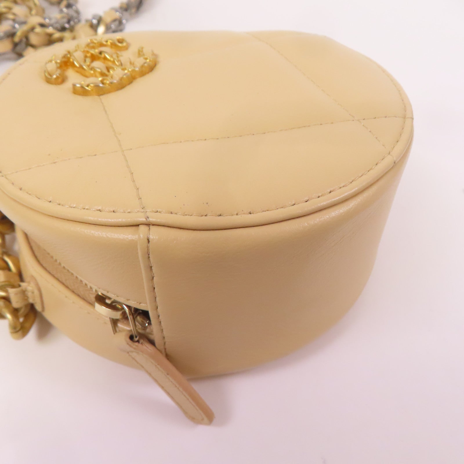 CHANEL 羊皮皮革Round Clutch 19手挽肩背兩用袋米色