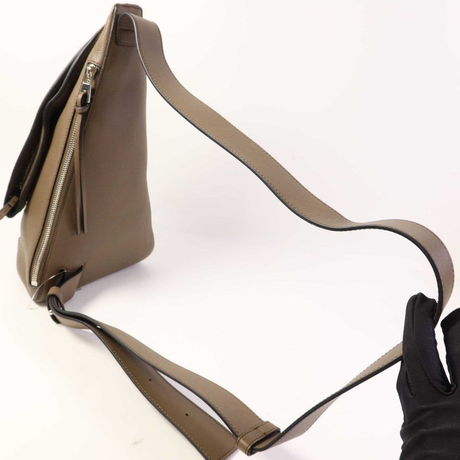 LOEWE 牛皮皮革Anton Sling銀扣肩背袋