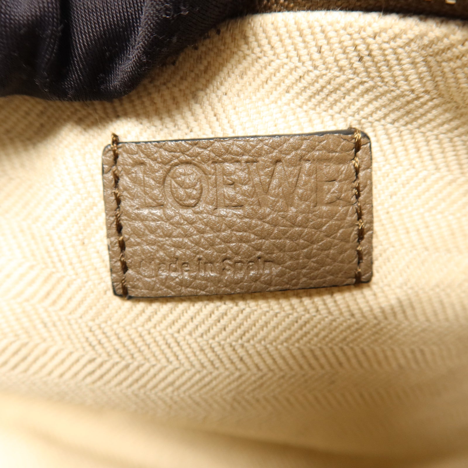 LOEWE 牛皮皮革Anton Sling銀扣肩背袋