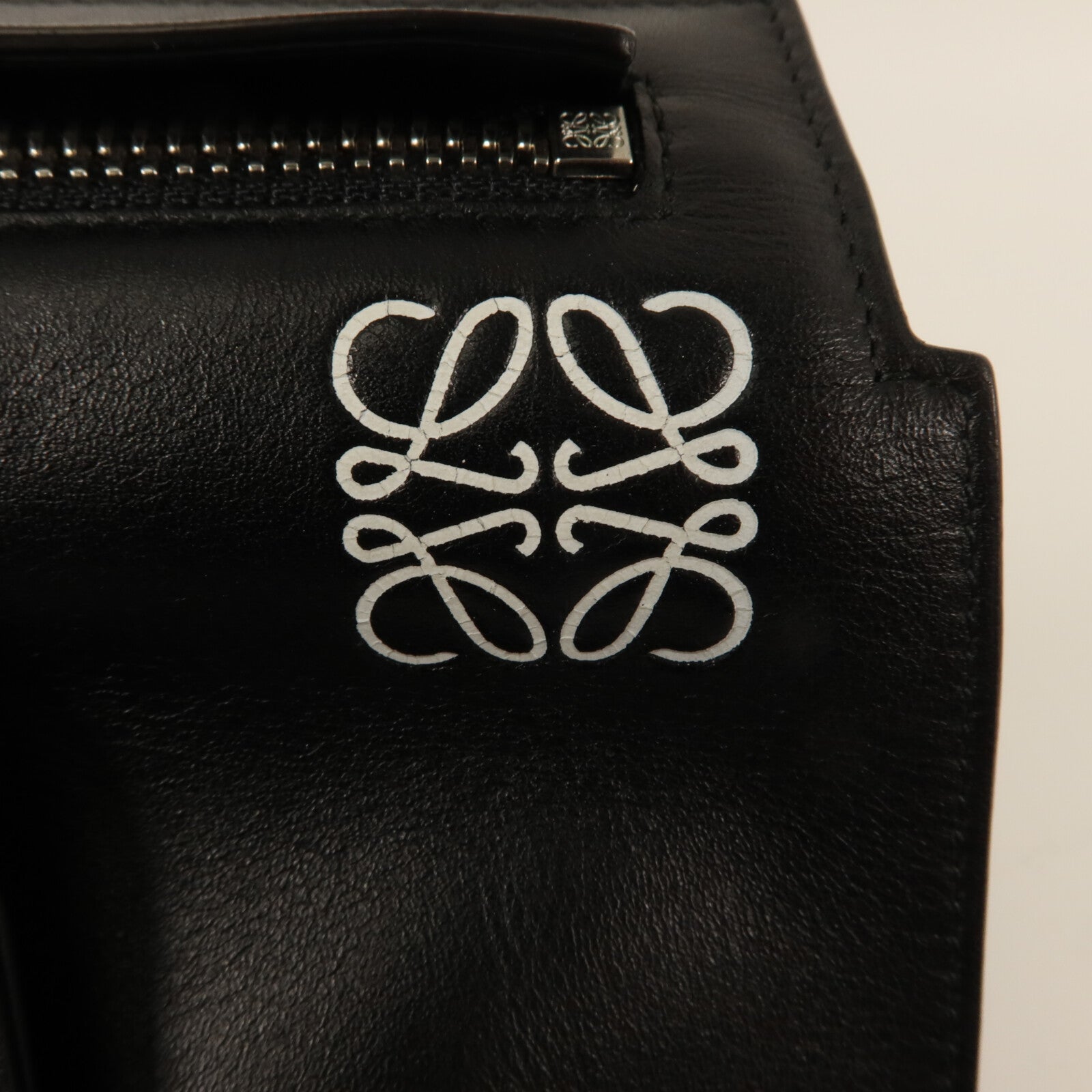 LOEWE 牛皮皮革T Pouch手拿包