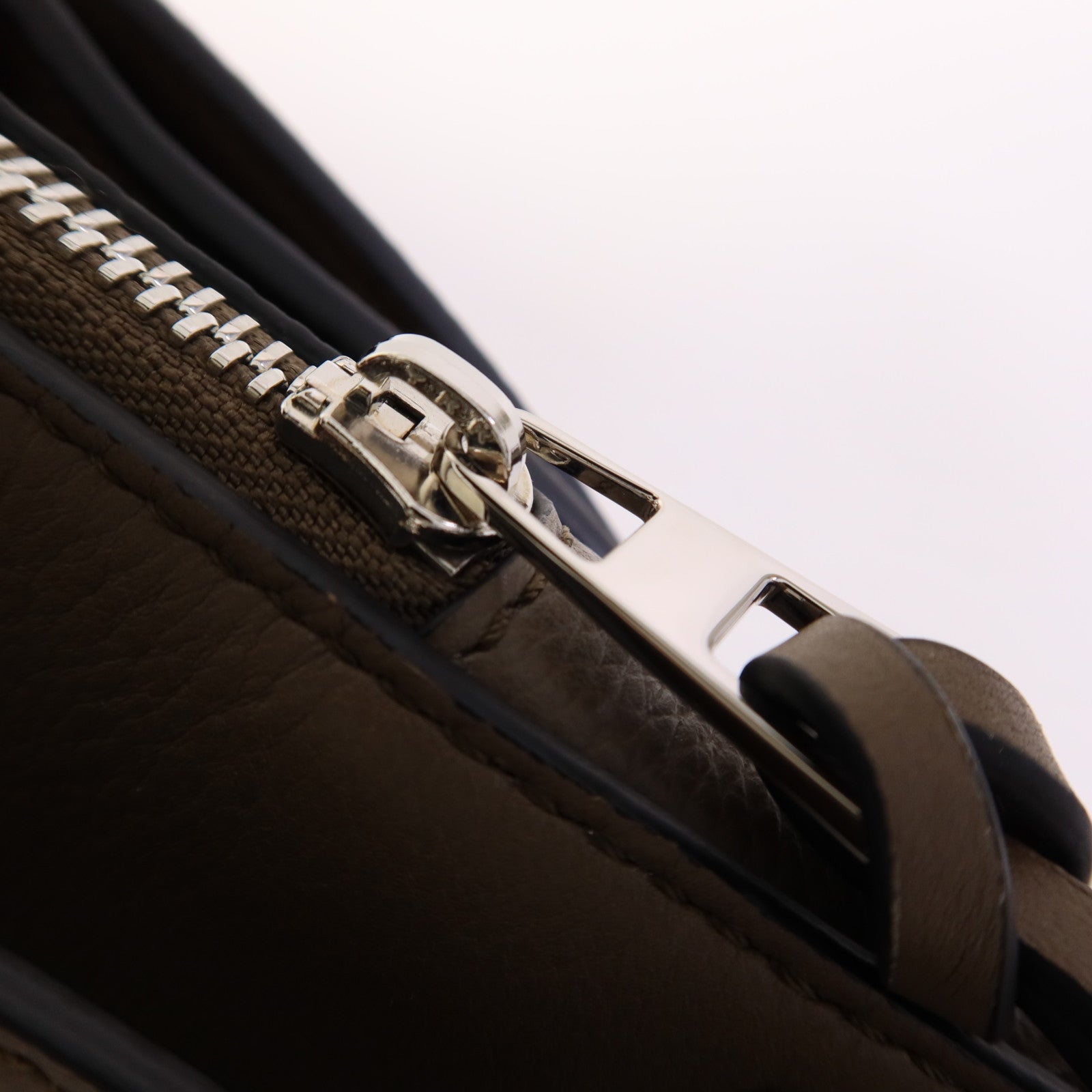 LOEWE 牛皮皮革Anton Sling銀扣肩背袋