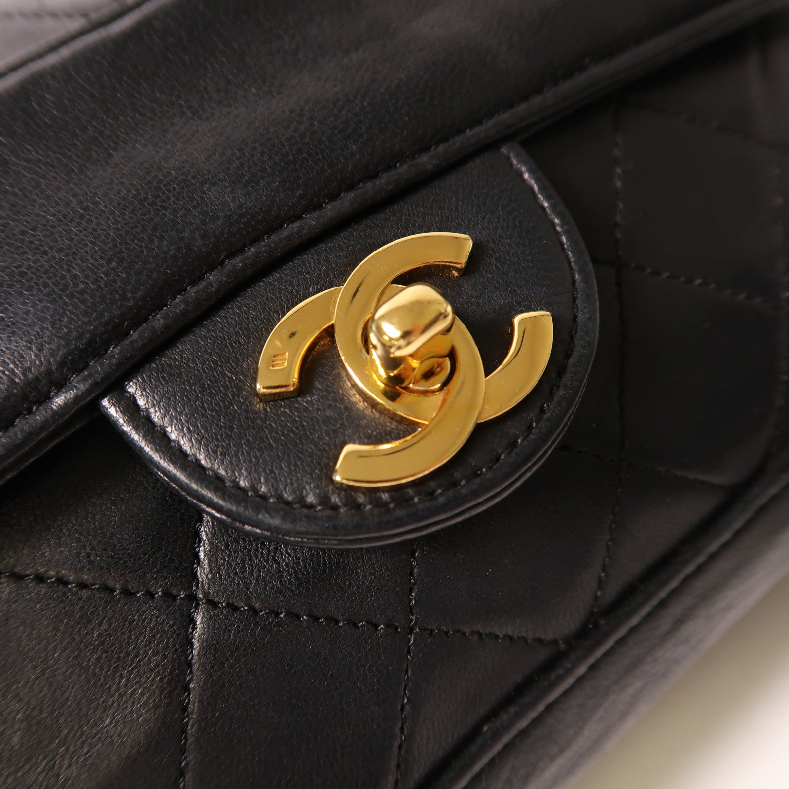 CHANEL 羊皮皮革Chain Shoulder金扣肩背袋