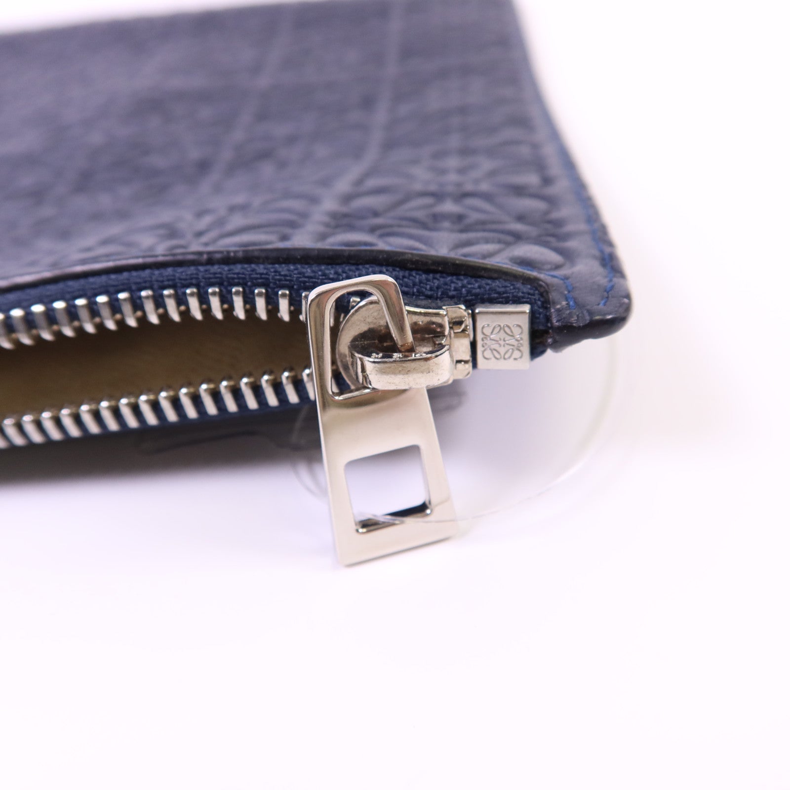 LOEWE 牛皮皮革Pouch銀扣小袋