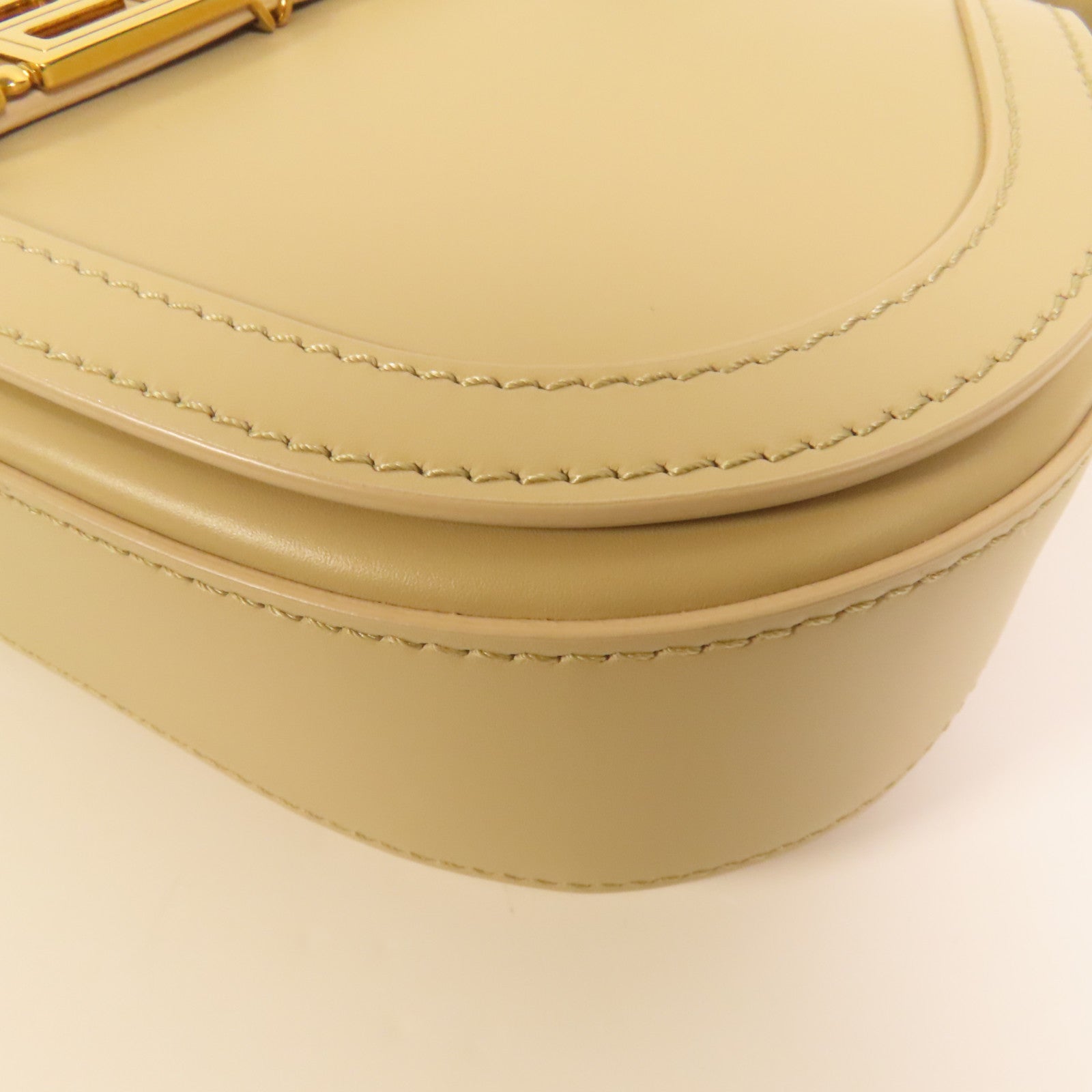 VERSACE 牛皮皮革Greca Goddness金扣肩背袋