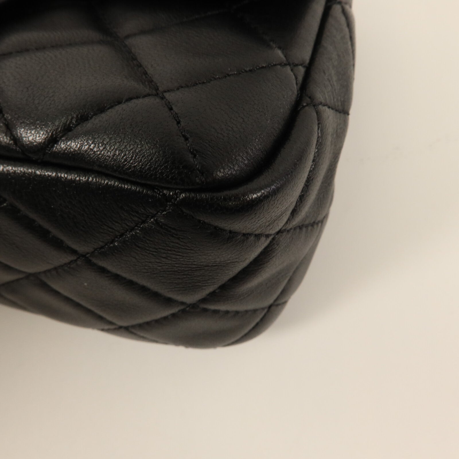 CHANEL 羊皮皮革Mini Classic 17 With Gold Ball鏈帶肩背袋