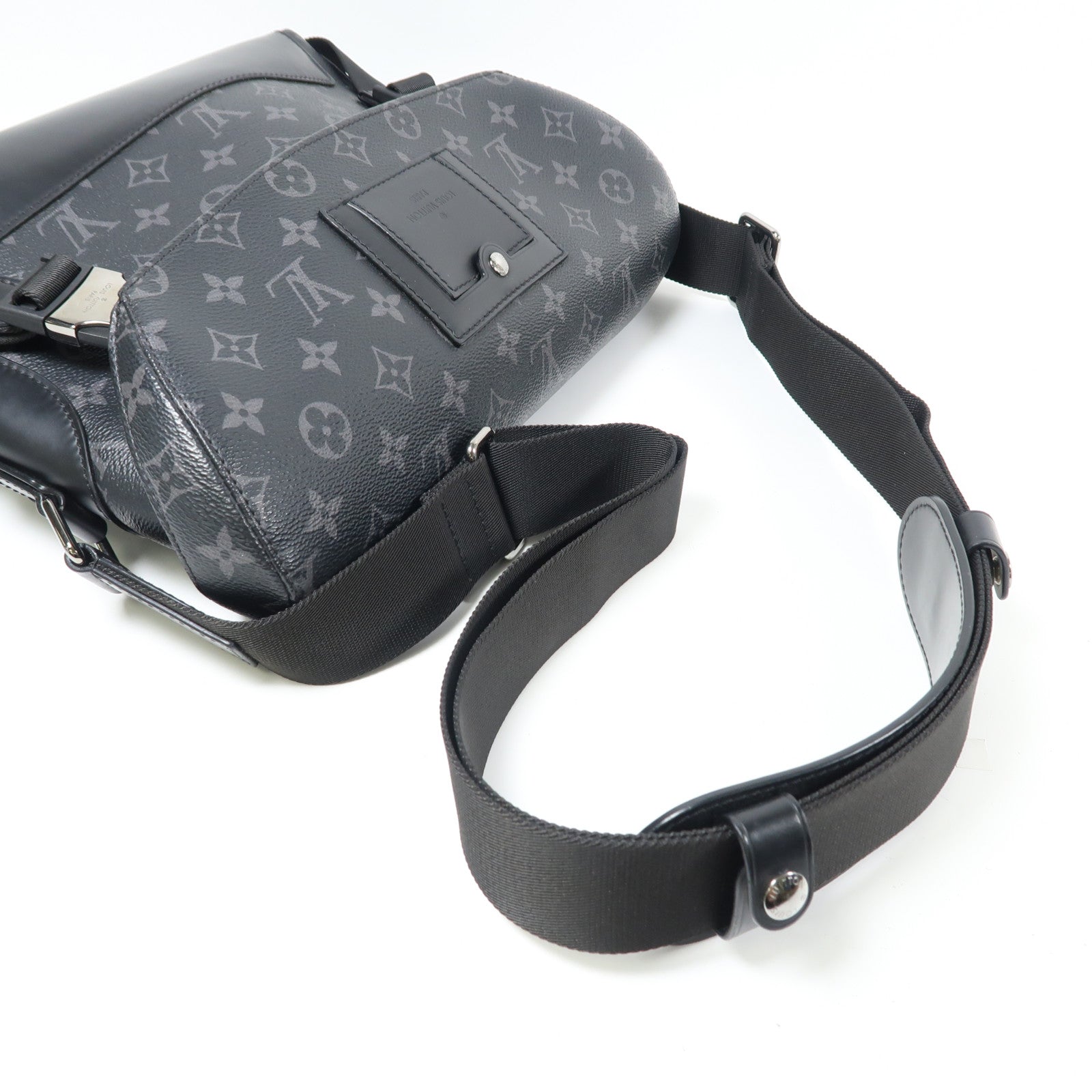 LOUIS VUITTON Monogram Eclipse Messenger PM Voyager銀扣肩背袋
