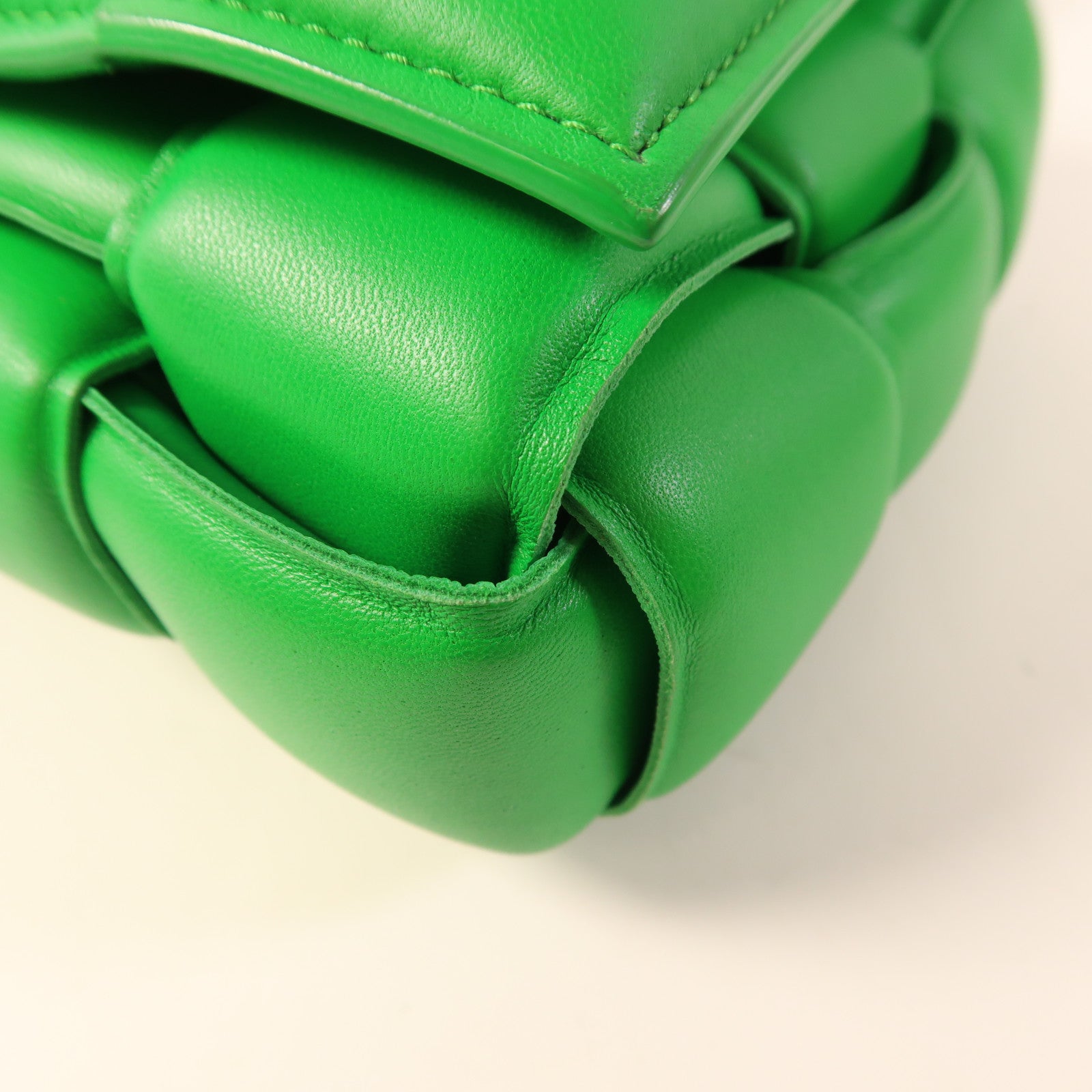 BOTTEGA VENETA 皮革Padded Cassette銀扣肩背袋
