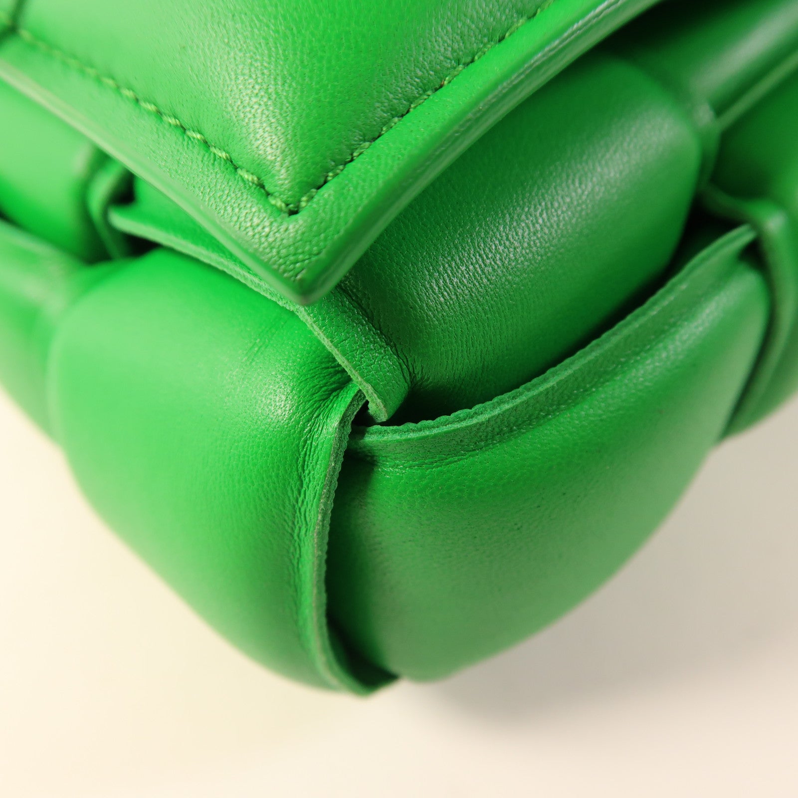 BOTTEGA VENETA 皮革Padded Cassette銀扣肩背袋