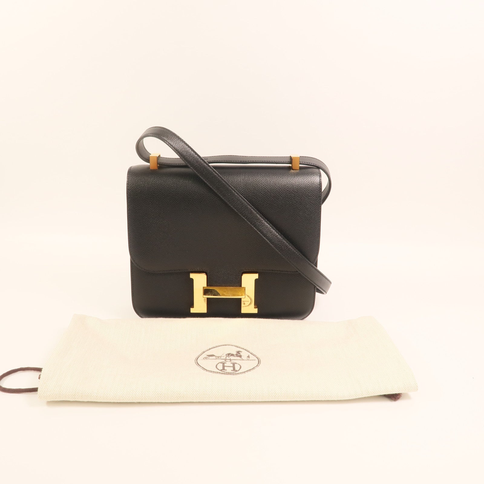 HERMES Epsom皮革Constance 24金扣肩背袋Noir