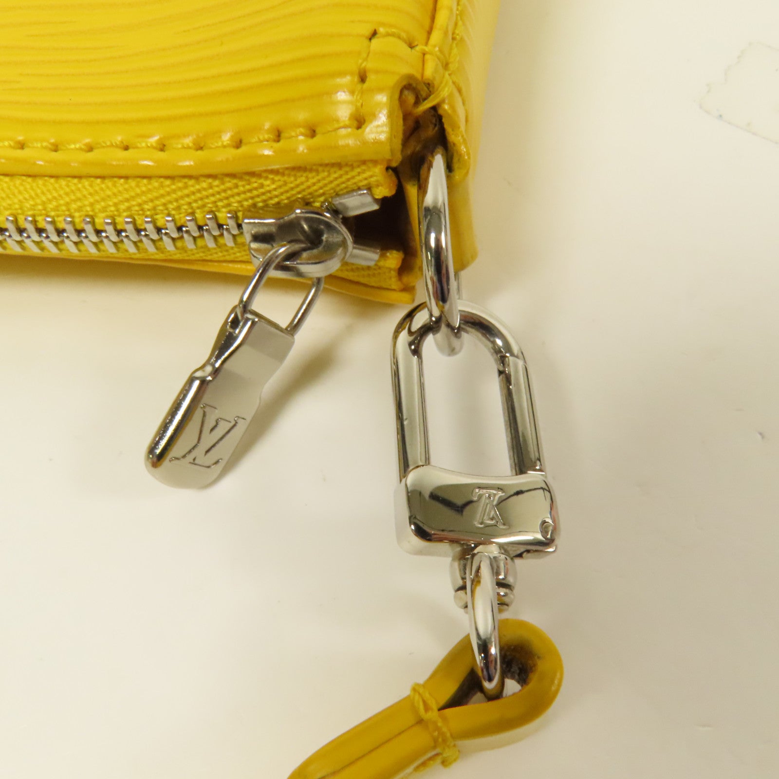 LOUIS VUITTON Epi Pochette Accessories銀扣肩背袋
