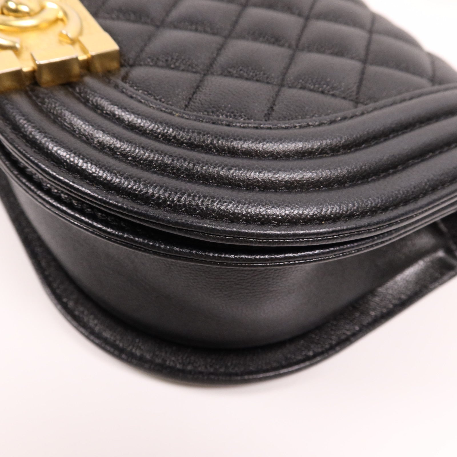 CHANEL 牛皮皮革Boy Messenger金扣鏈帶肩背袋