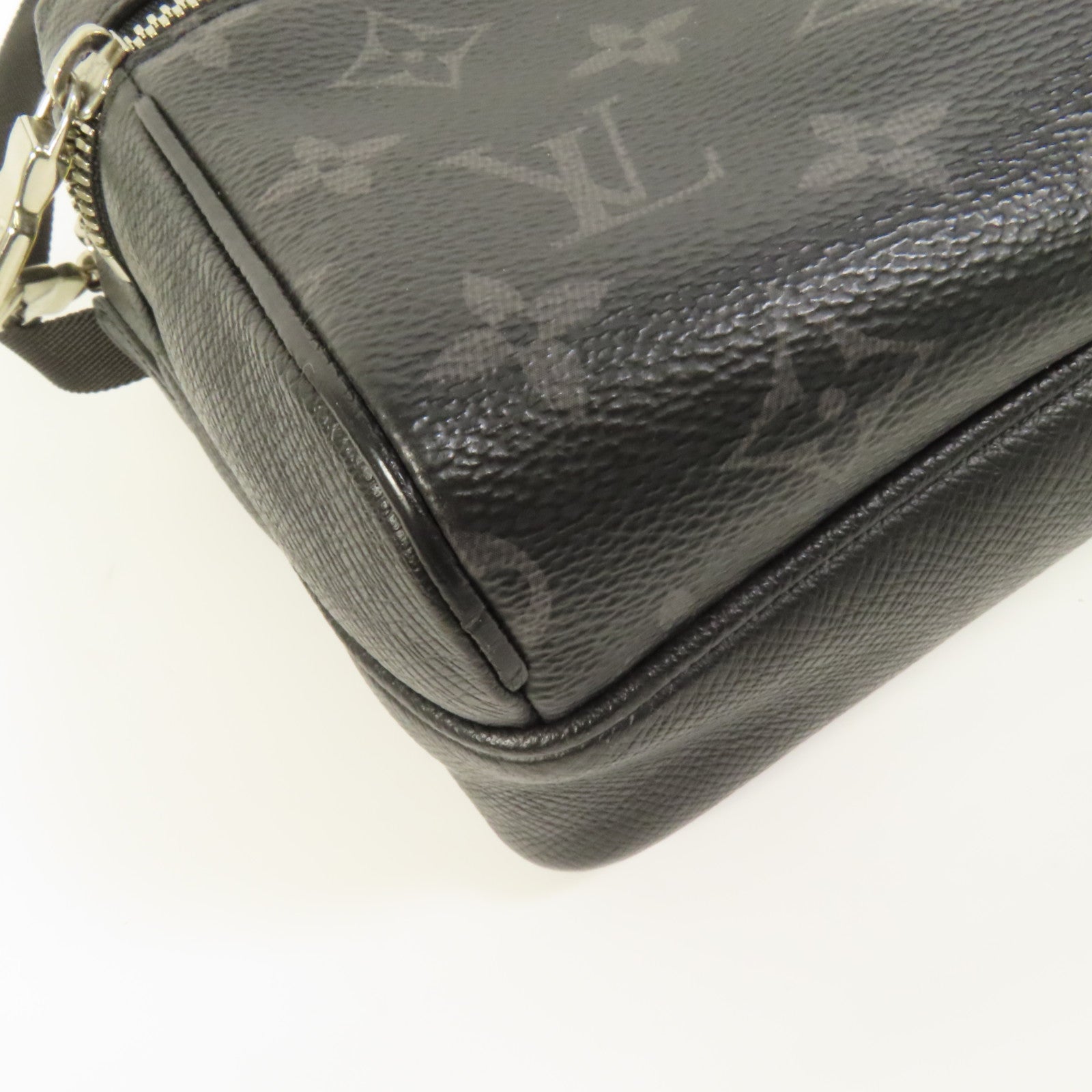 LOUIS VUITTON Monogram Eclipse/Taiga Outdoor Messenger銀扣肩背袋