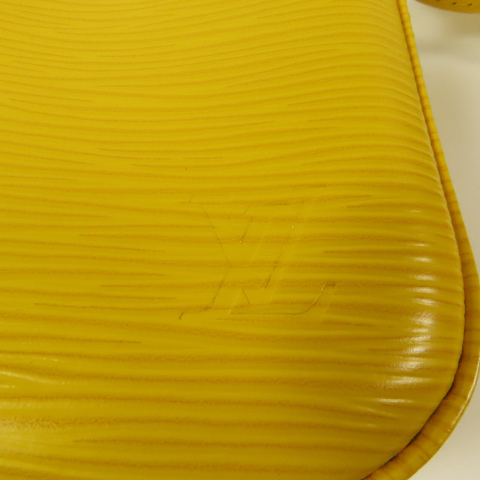 LOUIS VUITTON Epi Pochette Accessories銀扣肩背袋