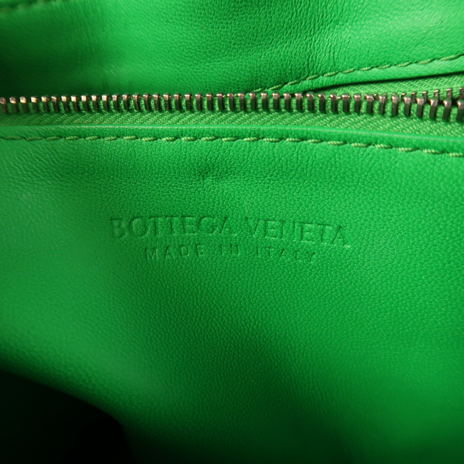 BOTTEGA VENETA 皮革Padded Cassette銀扣肩背袋