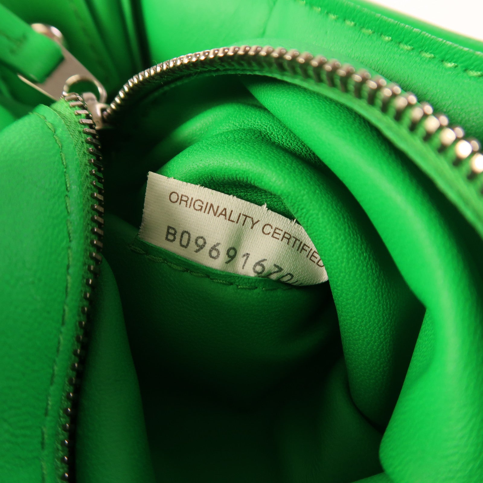 BOTTEGA VENETA 皮革Padded Cassette銀扣肩背袋