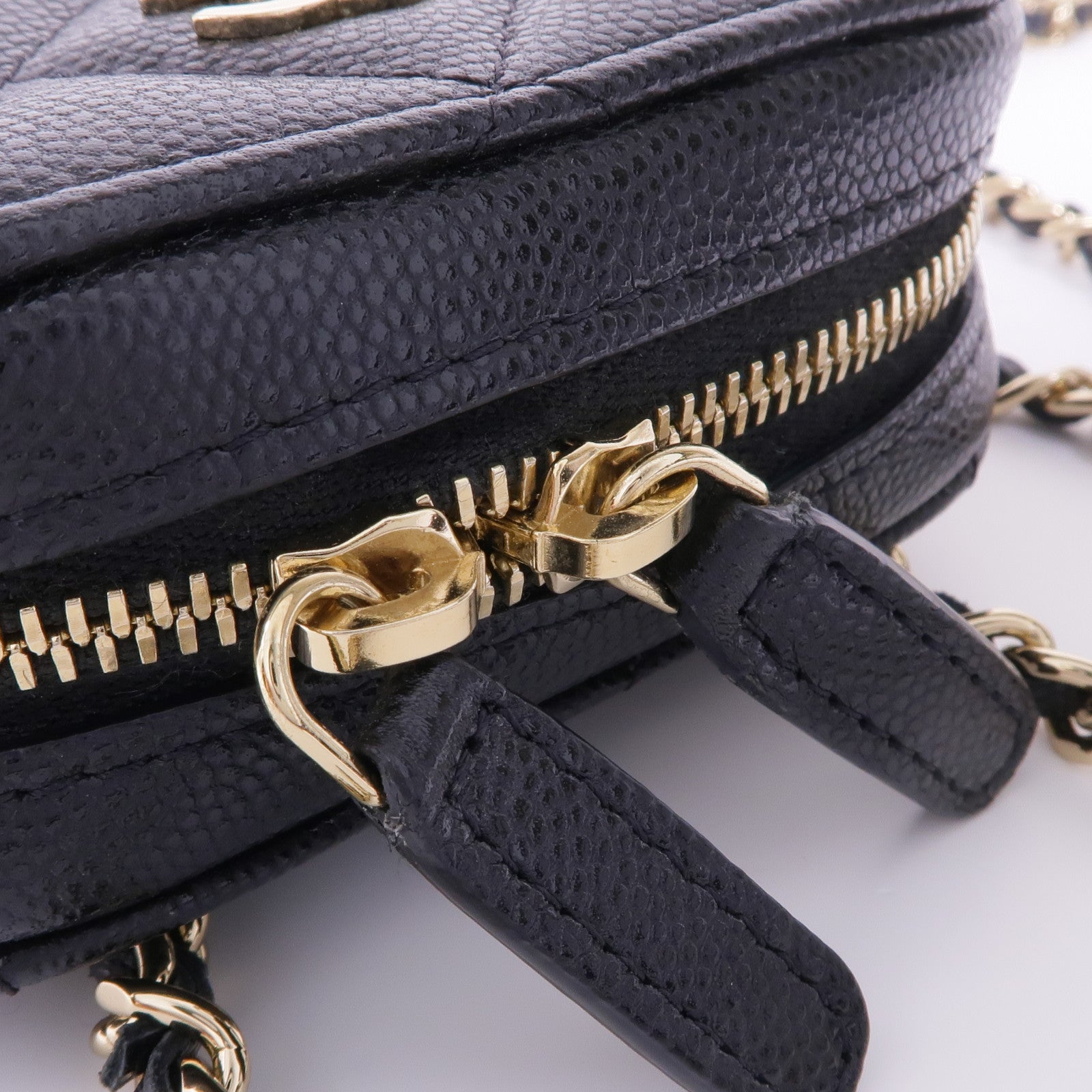 CHANEL 【激減優惠】牛皮皮革Phone Case With Chain金扣鏈帶肩背袋