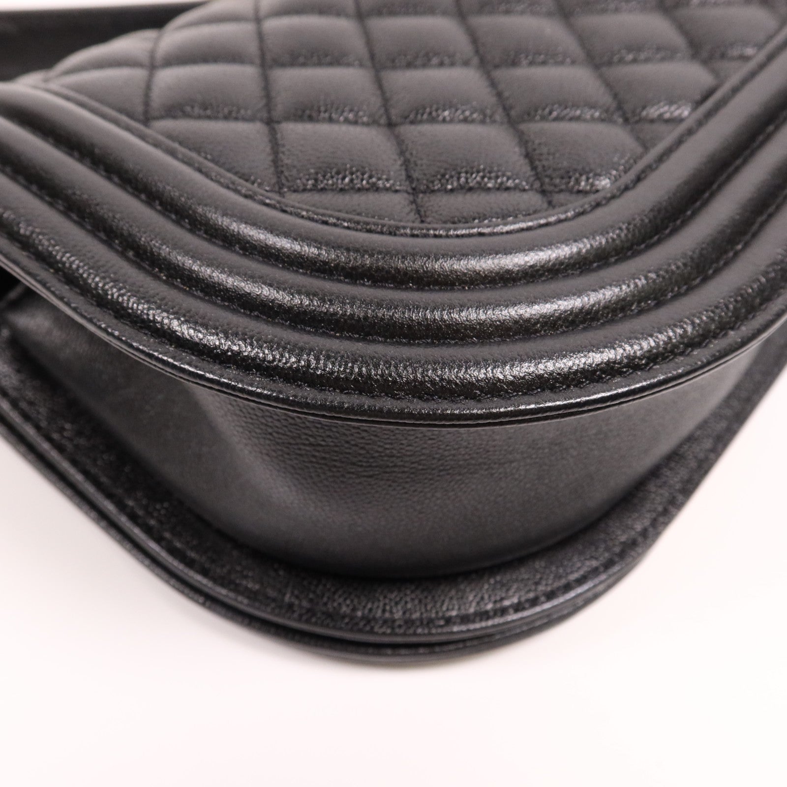 CHANEL 牛皮皮革Boy Messenger金扣鏈帶肩背袋