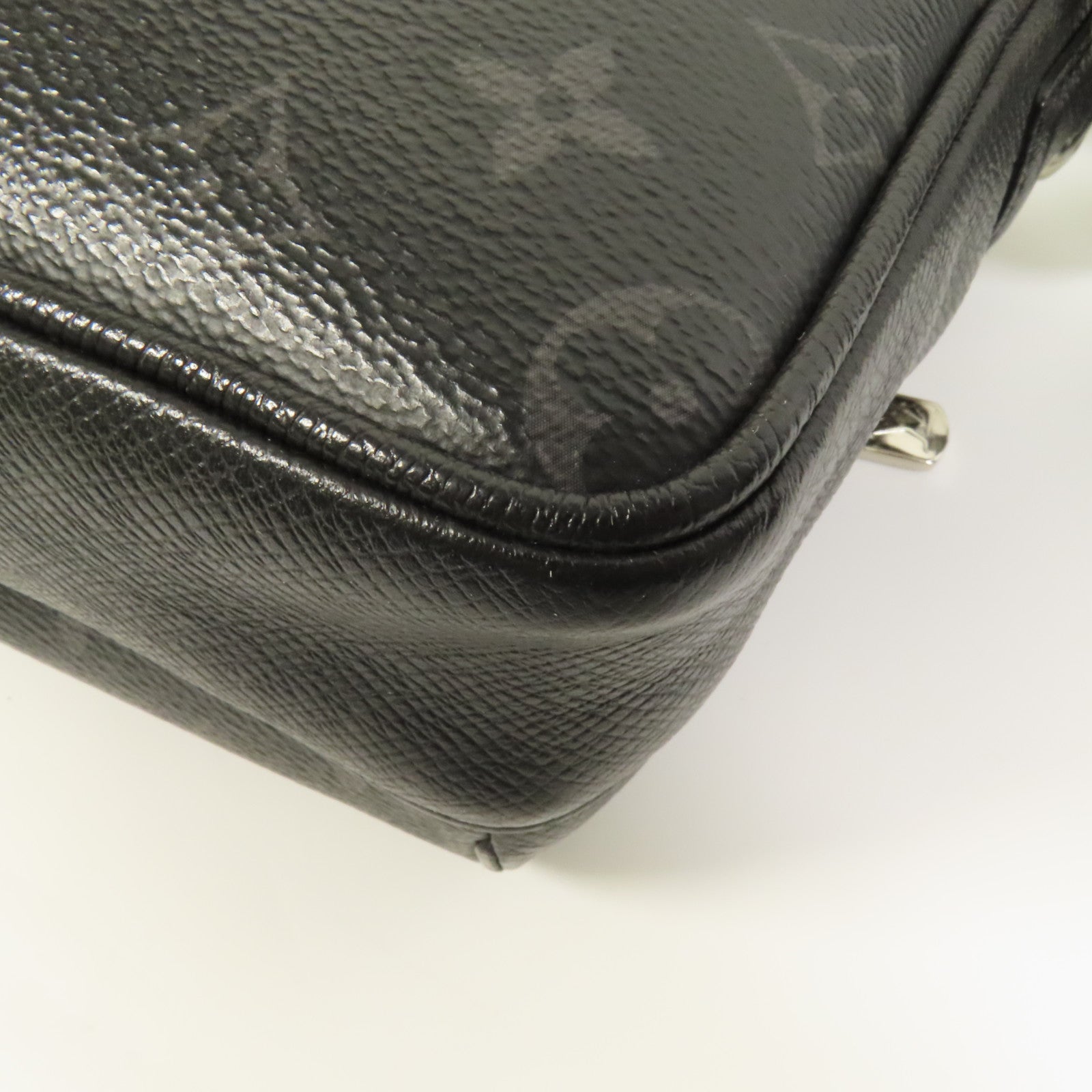 LOUIS VUITTON Monogram Eclipse/Taiga Outdoor Messenger銀扣肩背袋