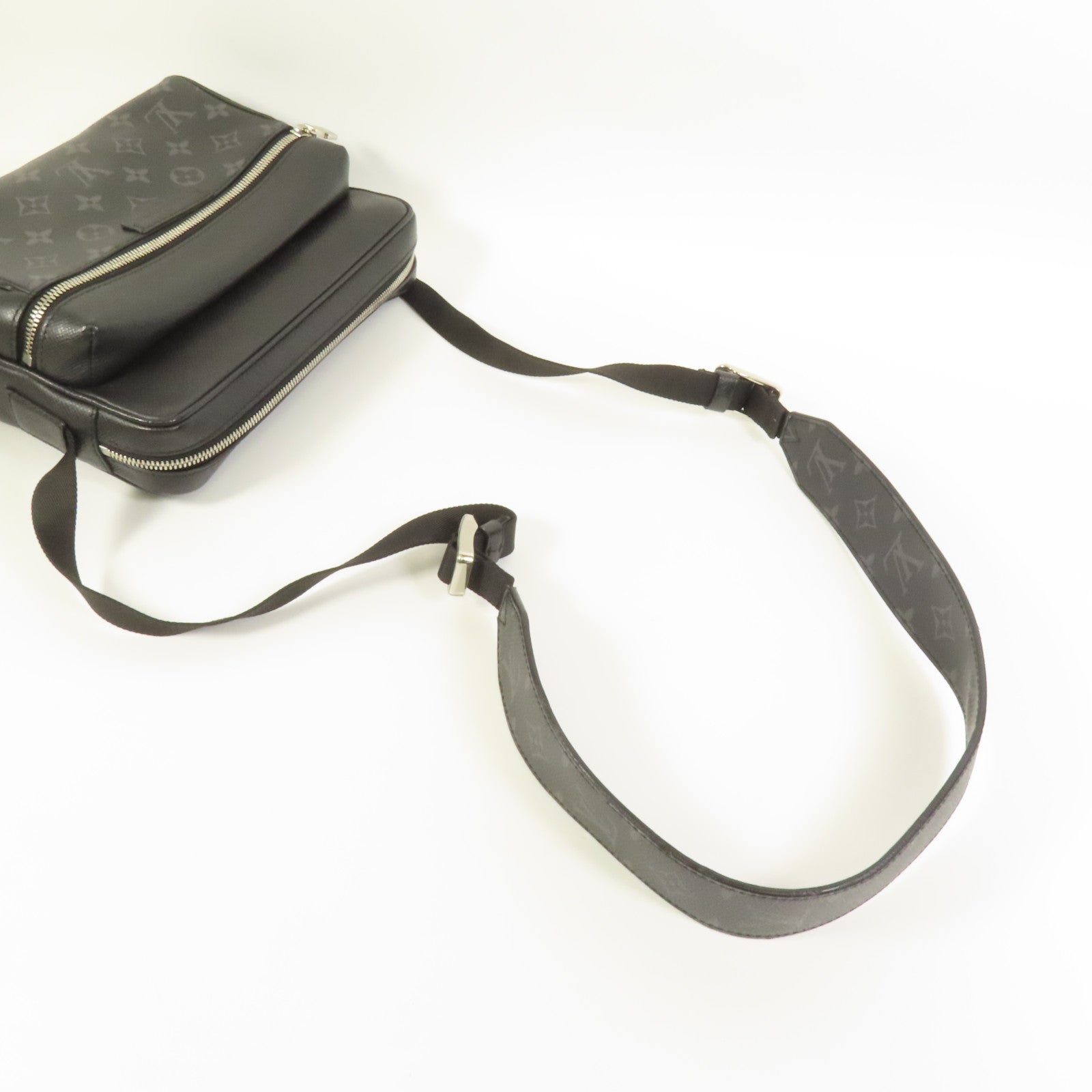 LOUIS VUITTON Monogram Eclipse/Taiga Outdoor Messenger銀扣肩背袋