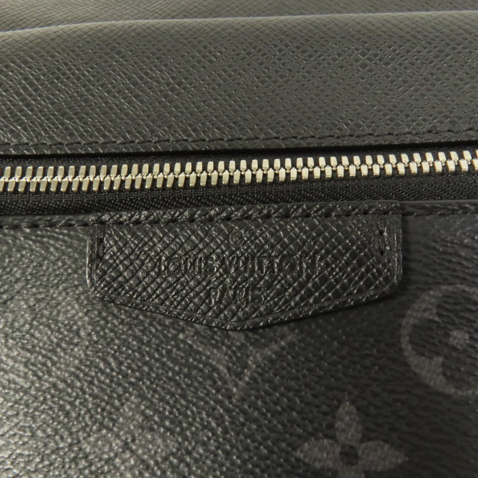 LOUIS VUITTON Monogram Eclipse/Taiga Outdoor Messenger銀扣肩背袋