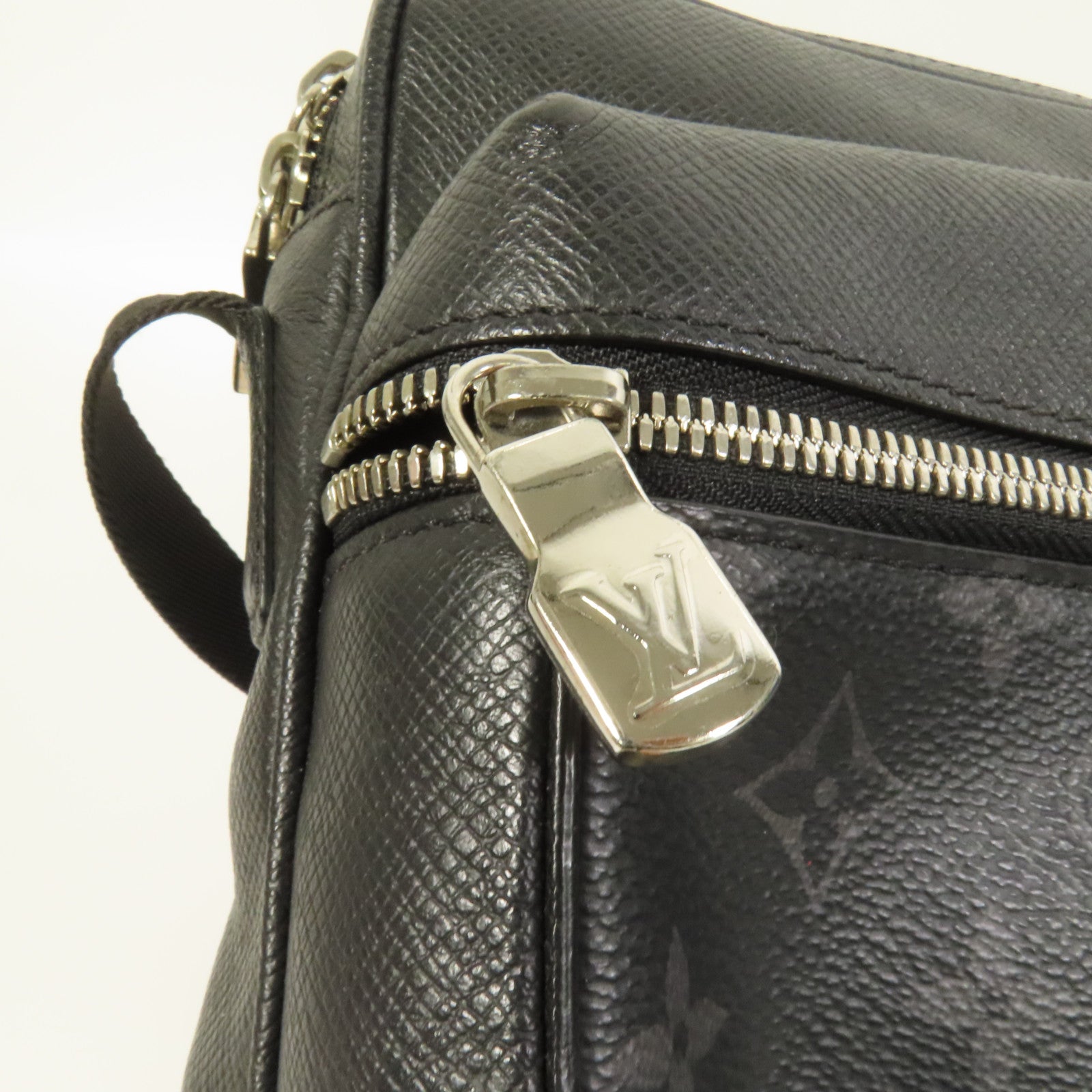 LOUIS VUITTON Monogram Eclipse/Taiga Outdoor Messenger銀扣肩背袋