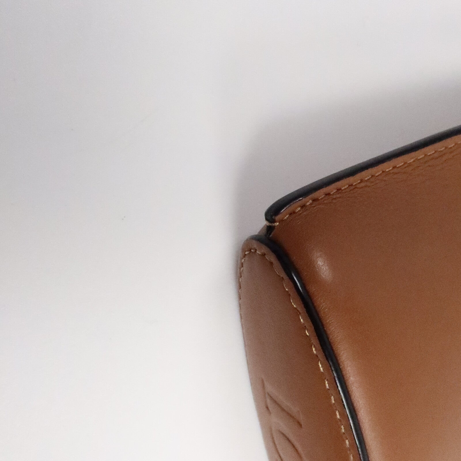 LOEWE 牛皮皮革Dice Pocket肩背袋