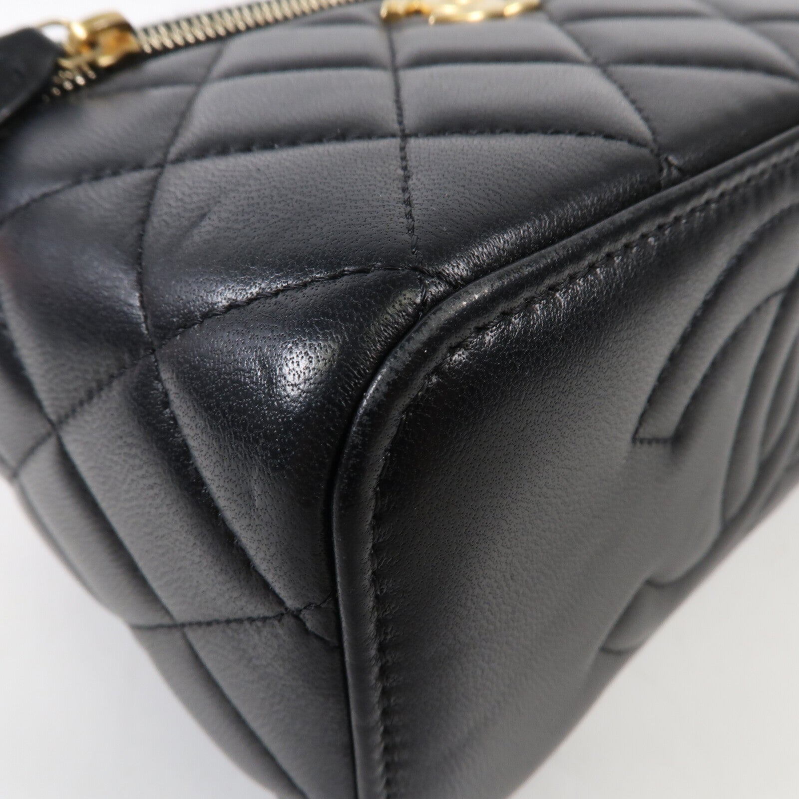 CHANEL 牛皮皮革Vanity Case金扣鏈帶肩背袋