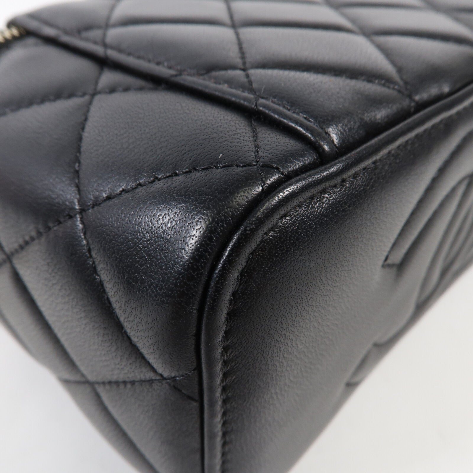 CHANEL 牛皮皮革Vanity Case金扣鏈帶肩背袋