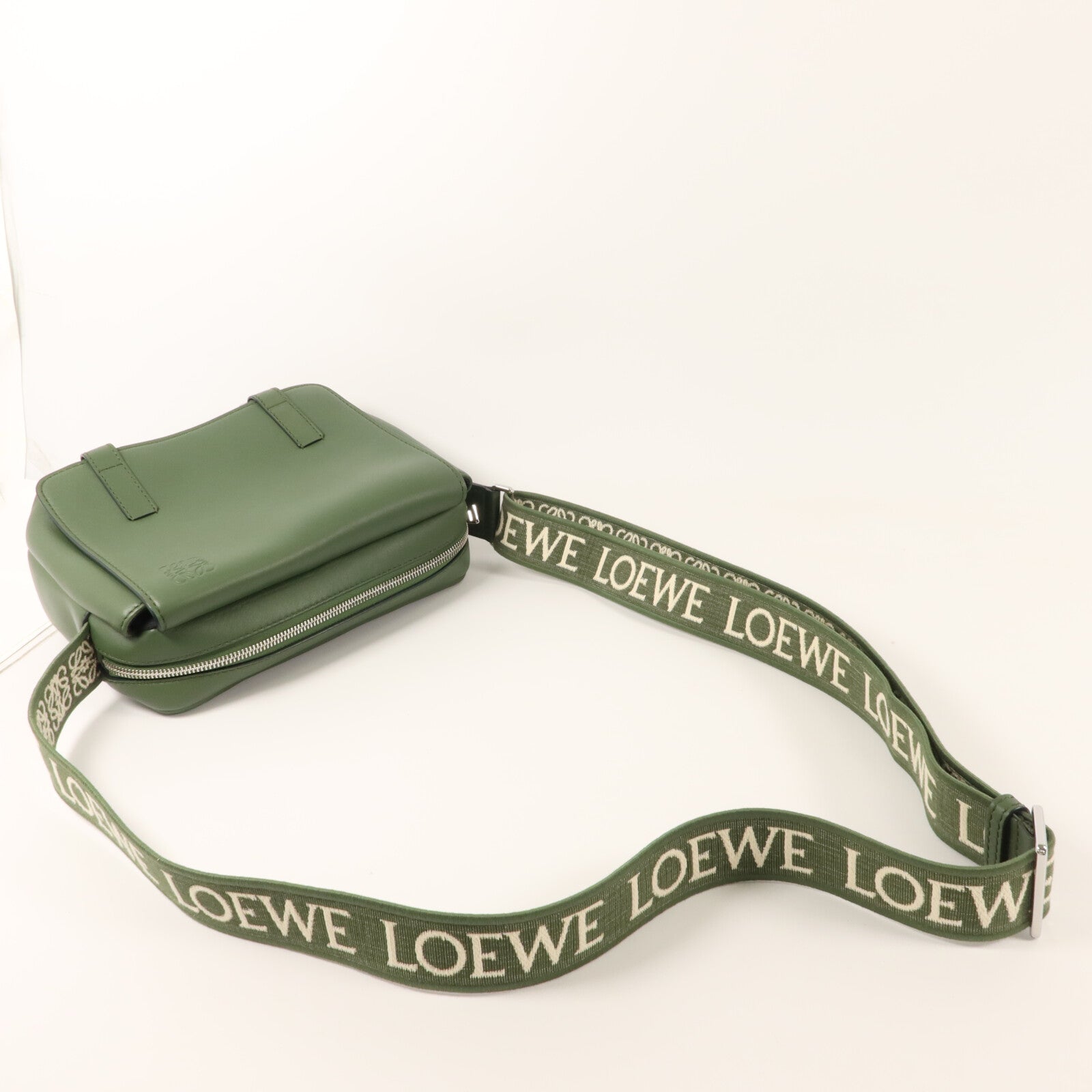 LOEWE 牛皮皮革Military XS肩背袋