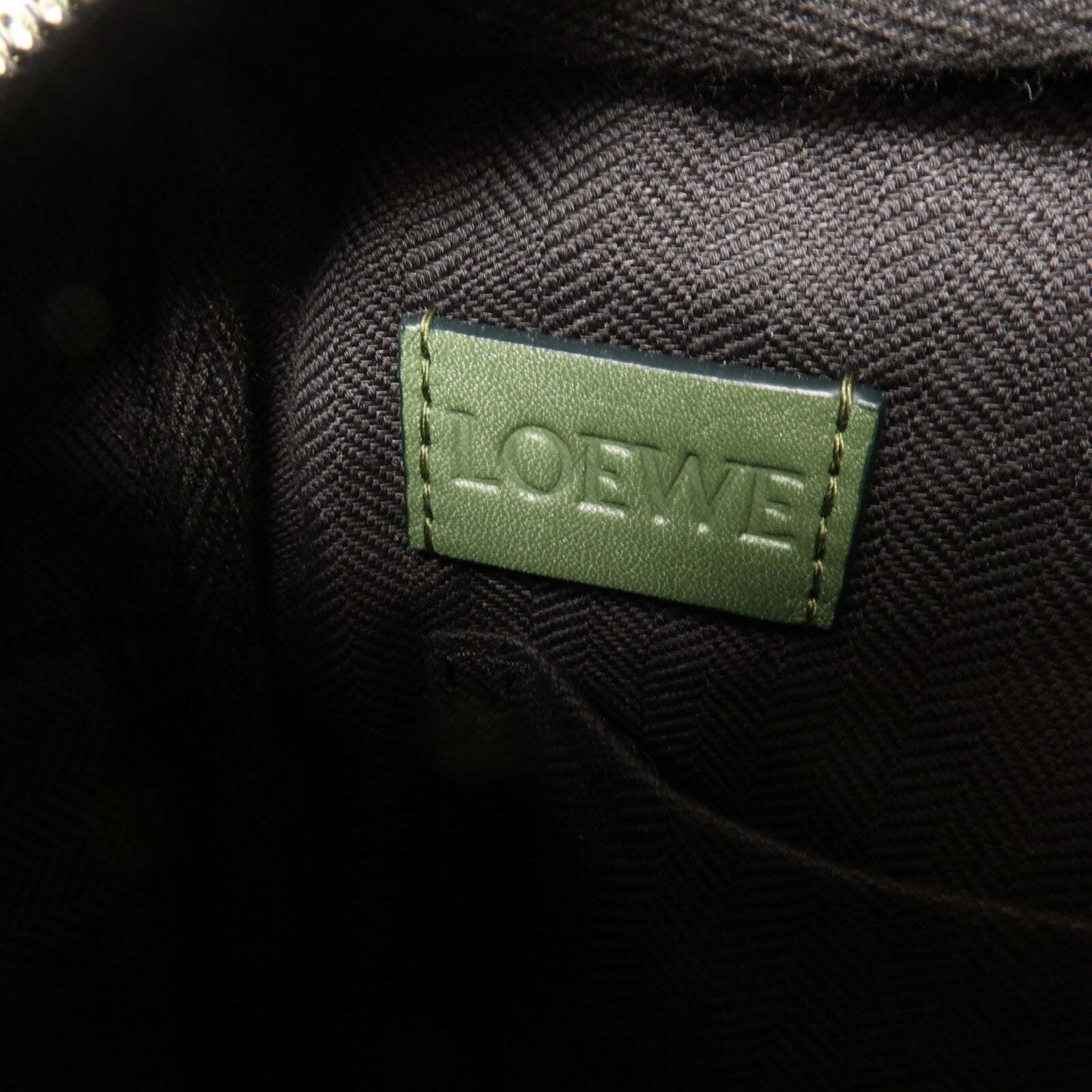 LOEWE 牛皮皮革Military XS肩背袋