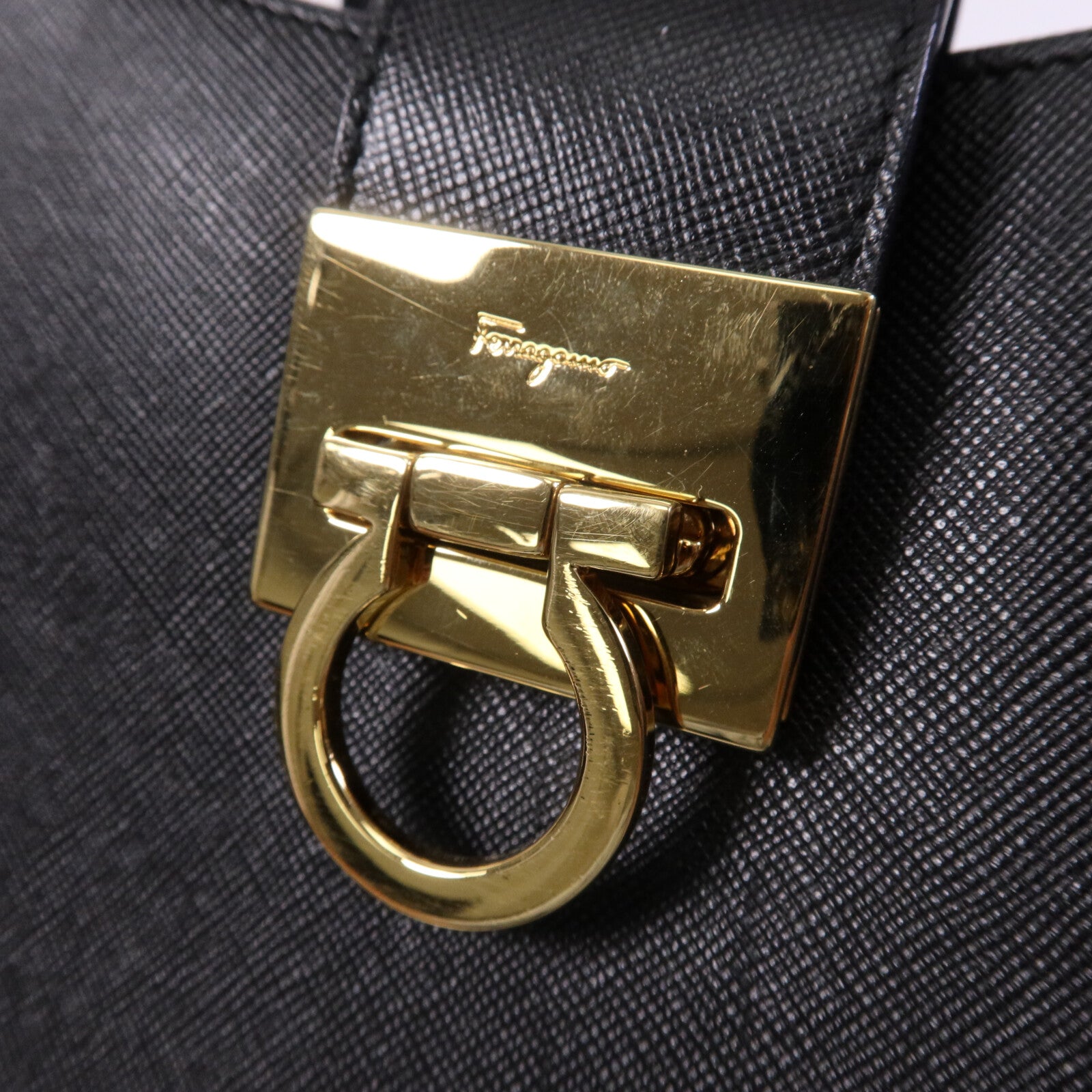 Salvatore Ferragamo 牛皮皮革Gancini金扣肩背袋