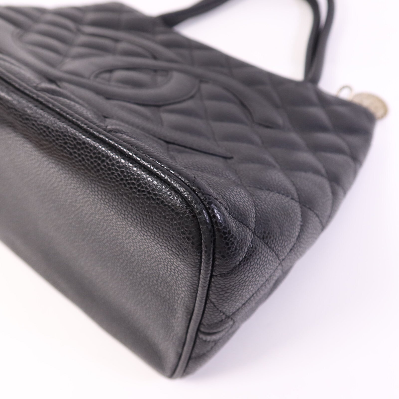 CHANEL 牛皮皮革Medallion Tote銀扣手挽袋