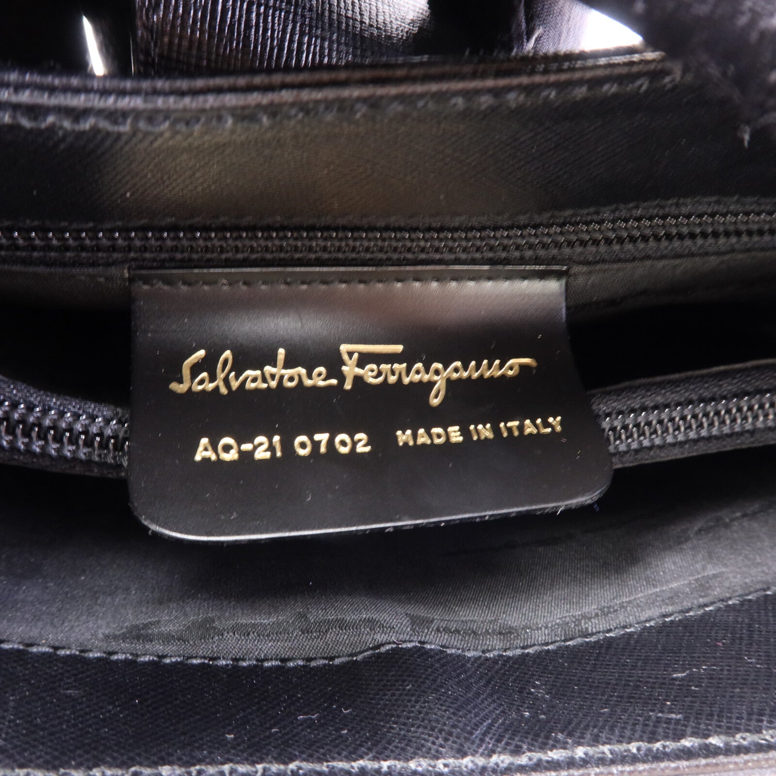Salvatore Ferragamo 牛皮皮革Gancini金扣肩背袋