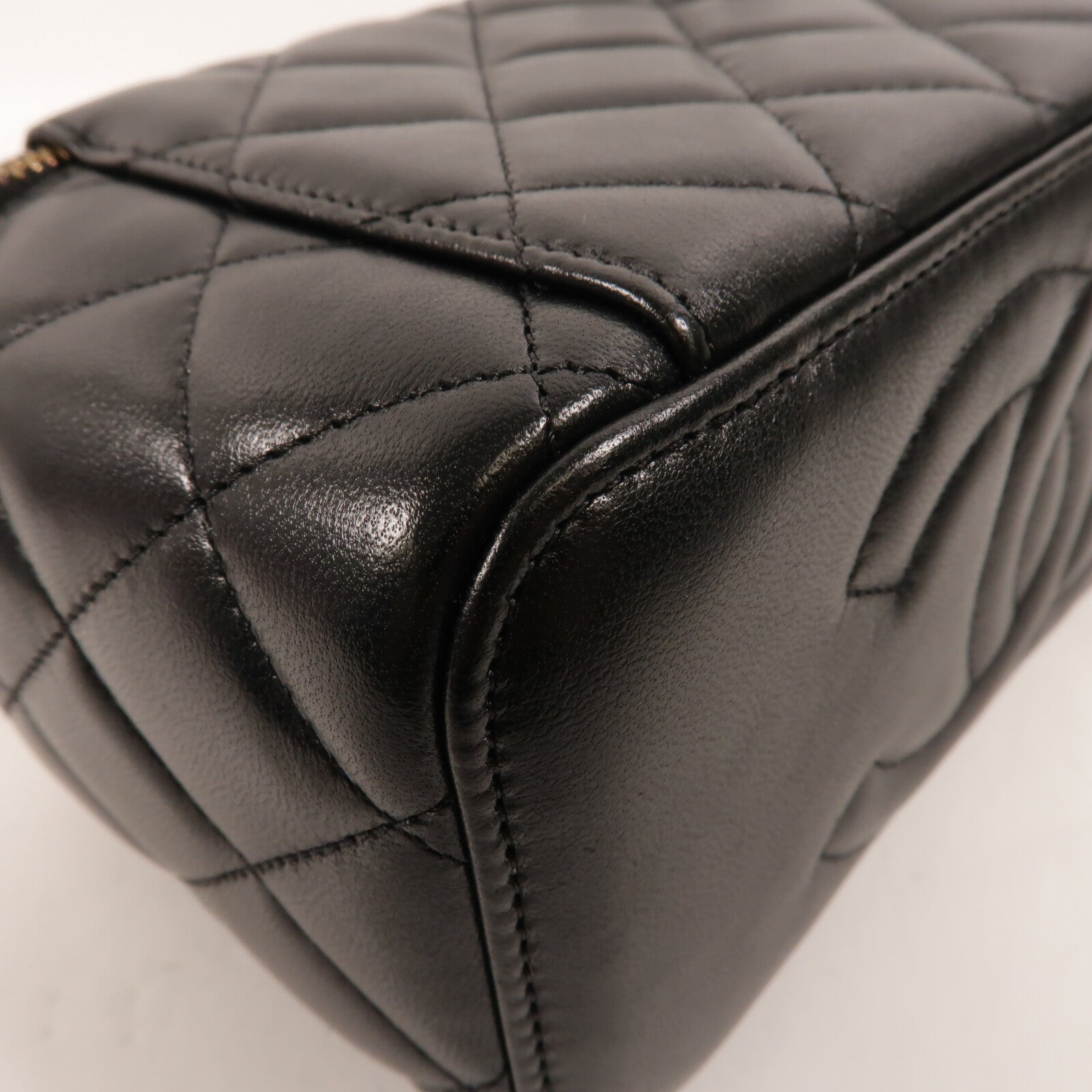 CHANEL 羊皮皮革Vanity Case Gold Ball鏈帶肩背袋
