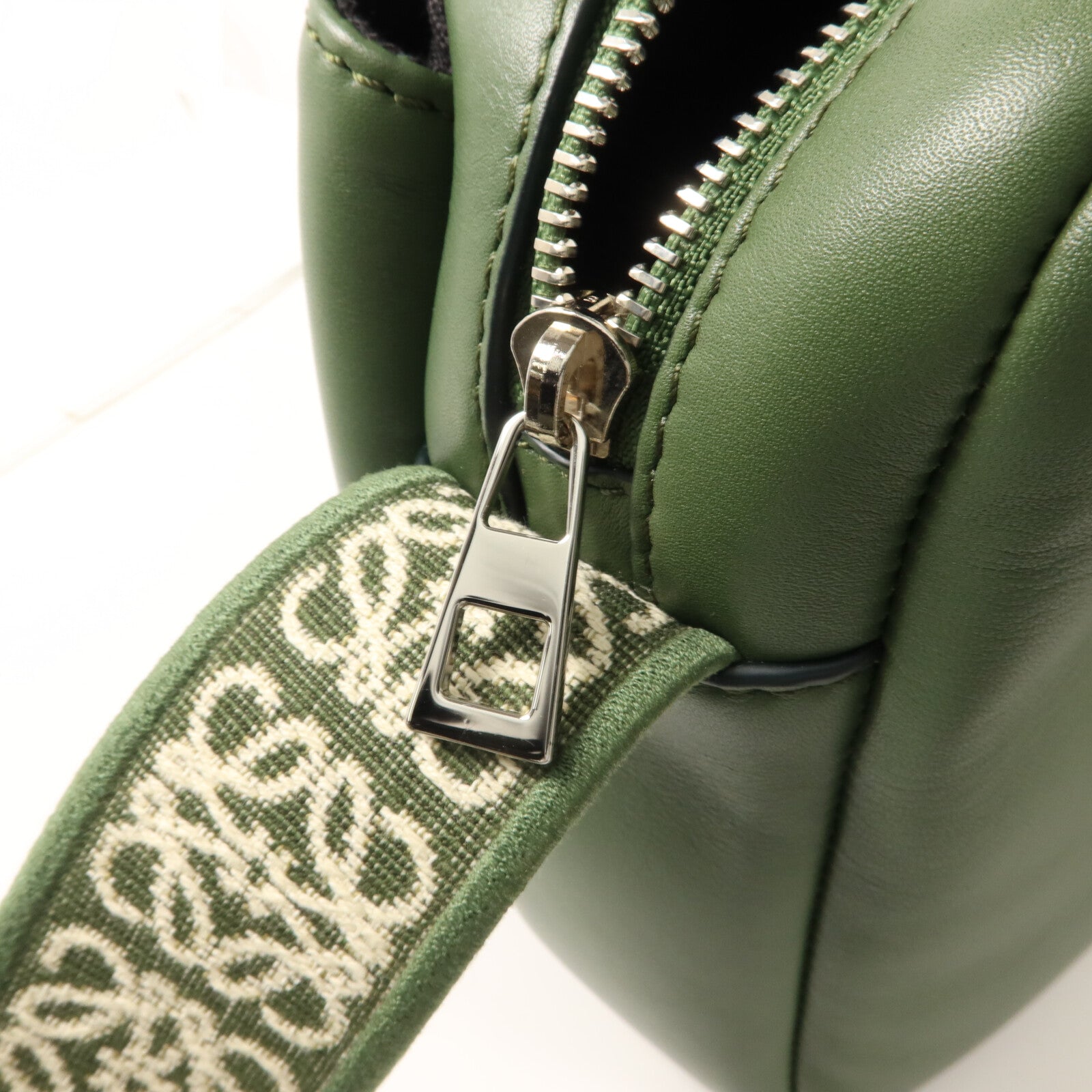 LOEWE 牛皮皮革Military XS肩背袋