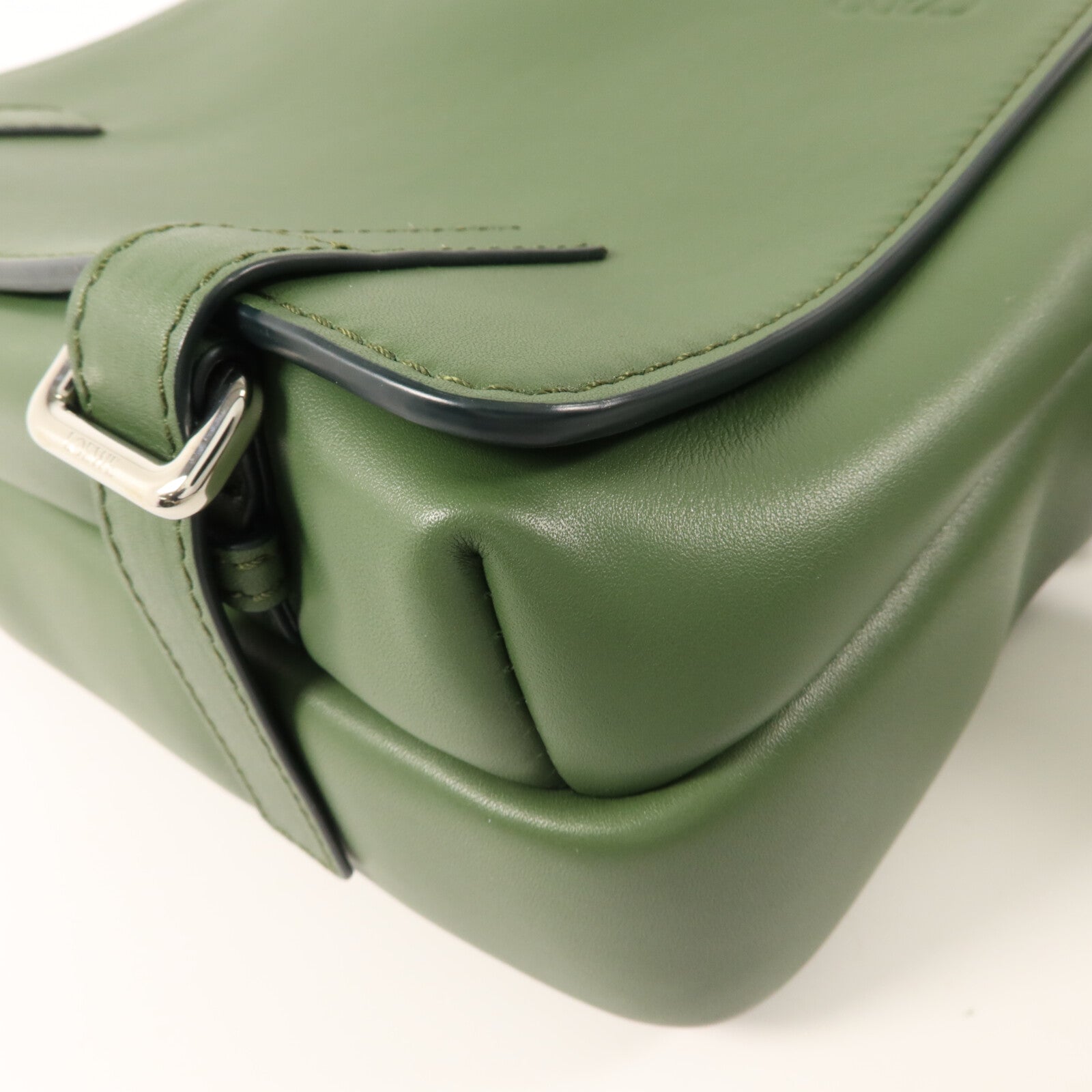LOEWE 牛皮皮革Military XS肩背袋