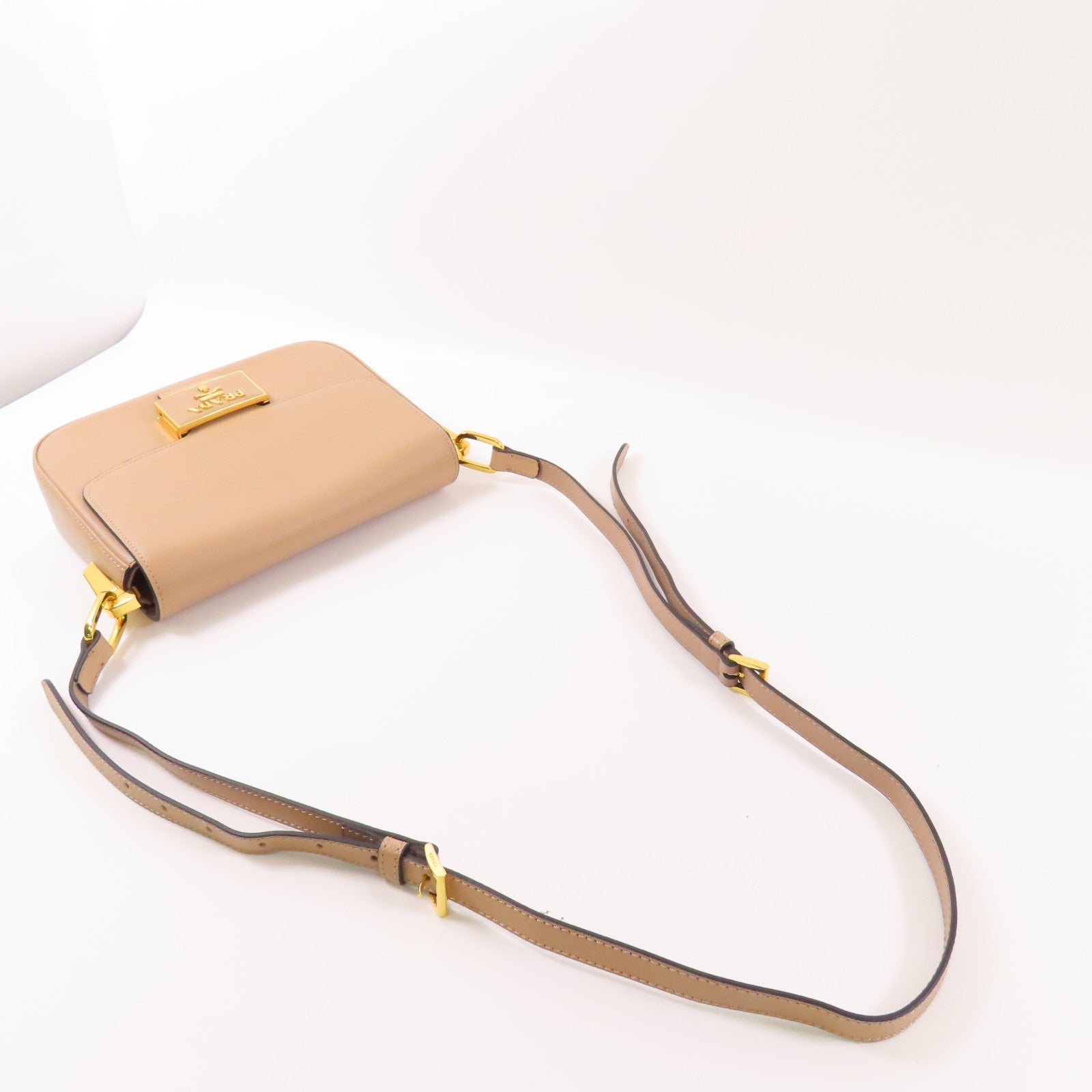 PRADA Saffiano皮革Shoulder Bag金扣肩背袋