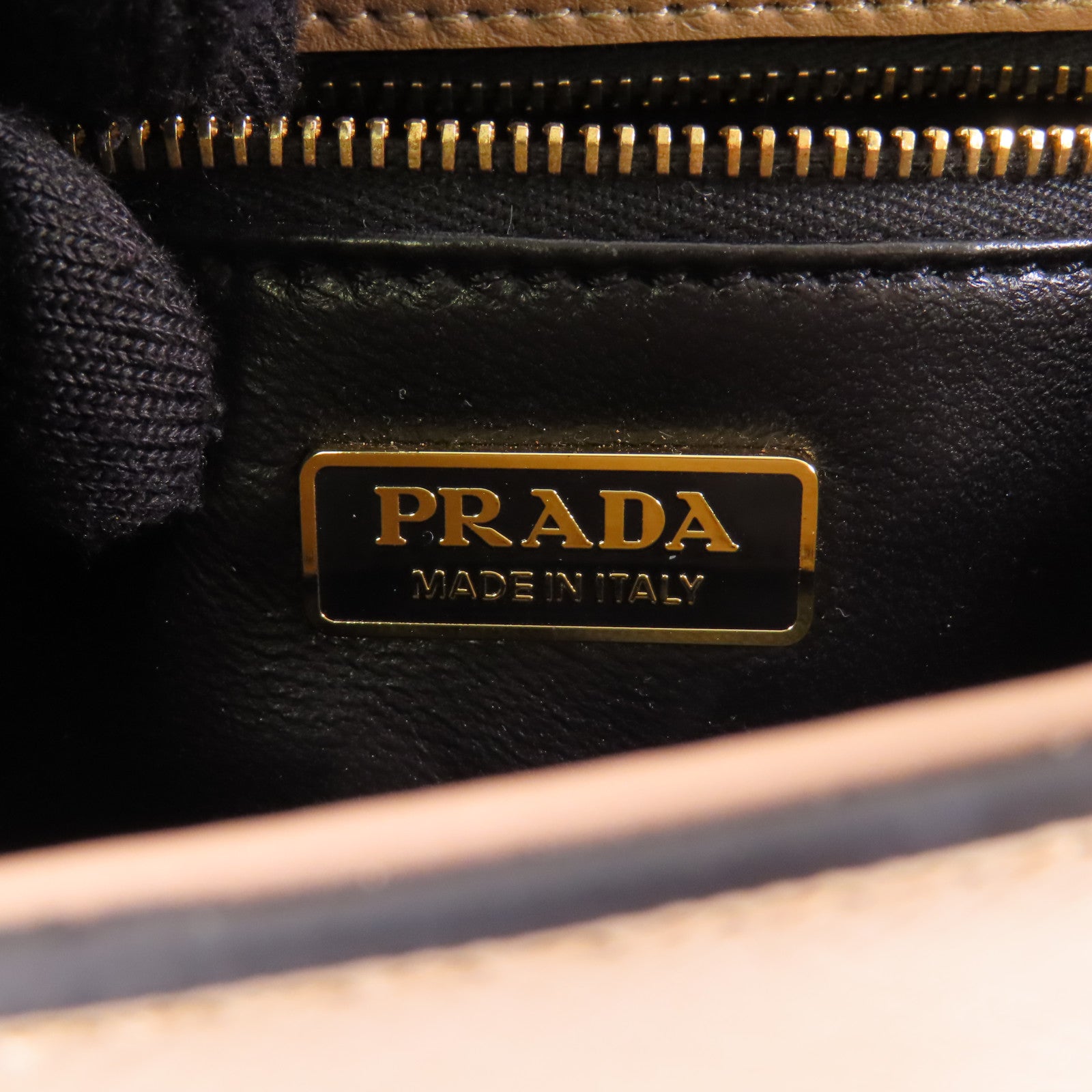 PRADA Saffiano皮革Shoulder Bag金扣肩背袋