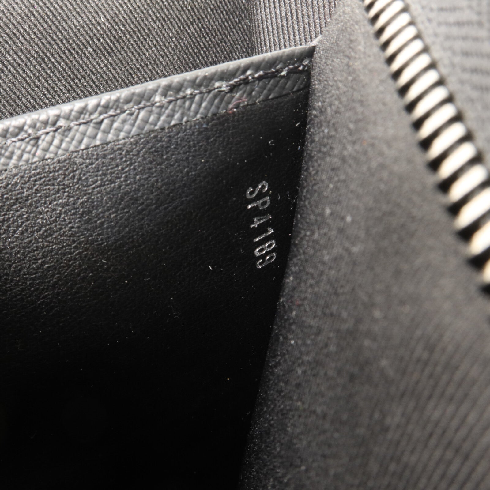 LOUIS VUITTON Monogram Eclipse Pochette Voyage MM手拿包