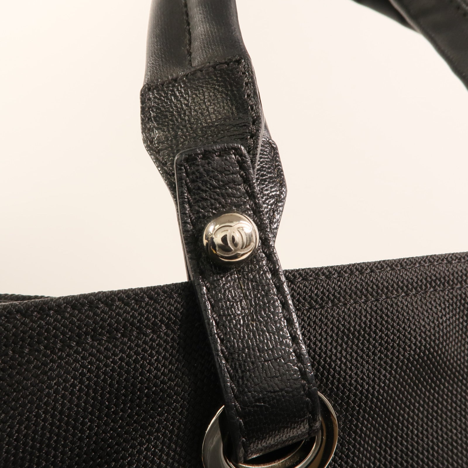 CHANEL 塗層帆布/尼龍Biarritz MM銀扣手挽袋
