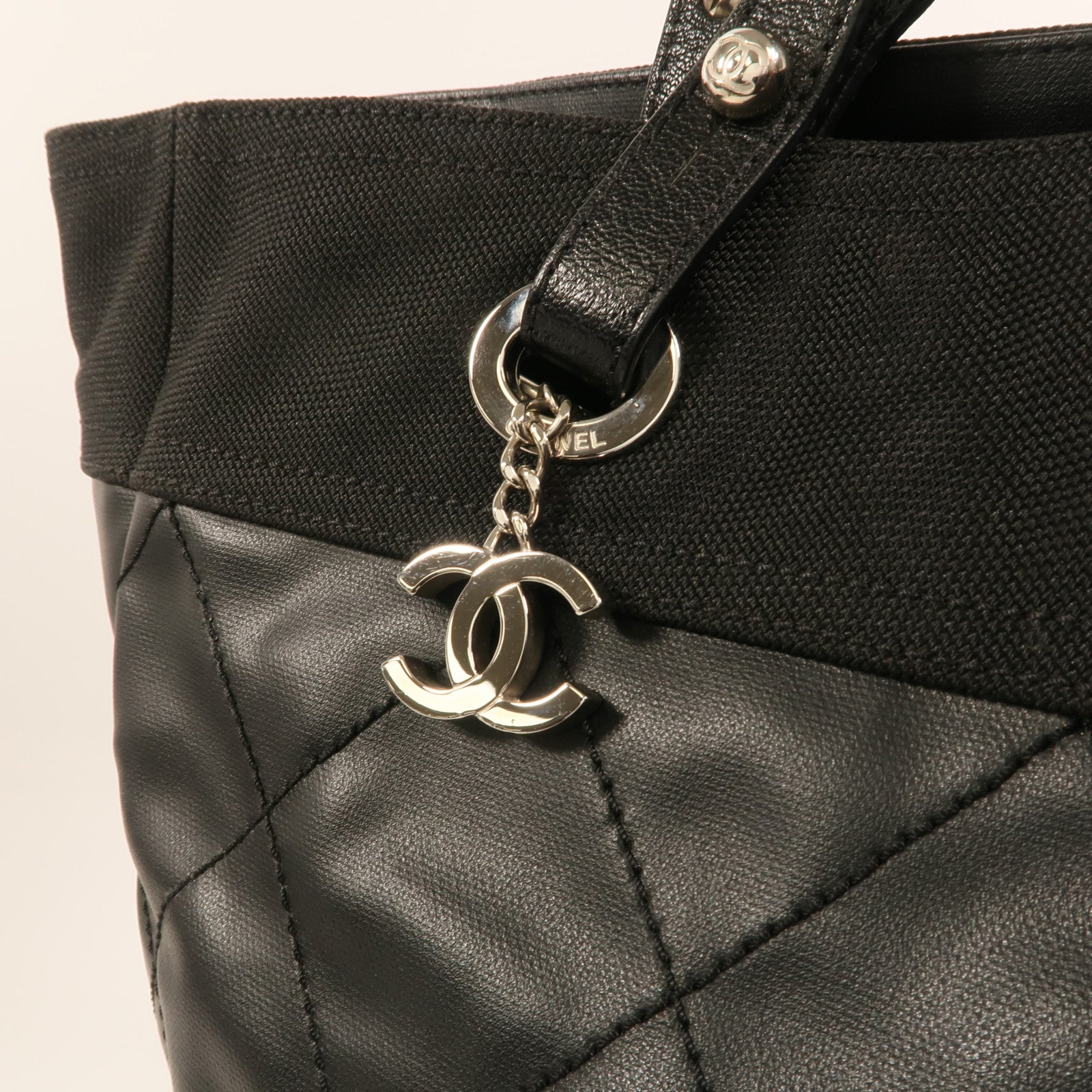 CHANEL 塗層帆布/尼龍Biarritz MM銀扣手挽袋