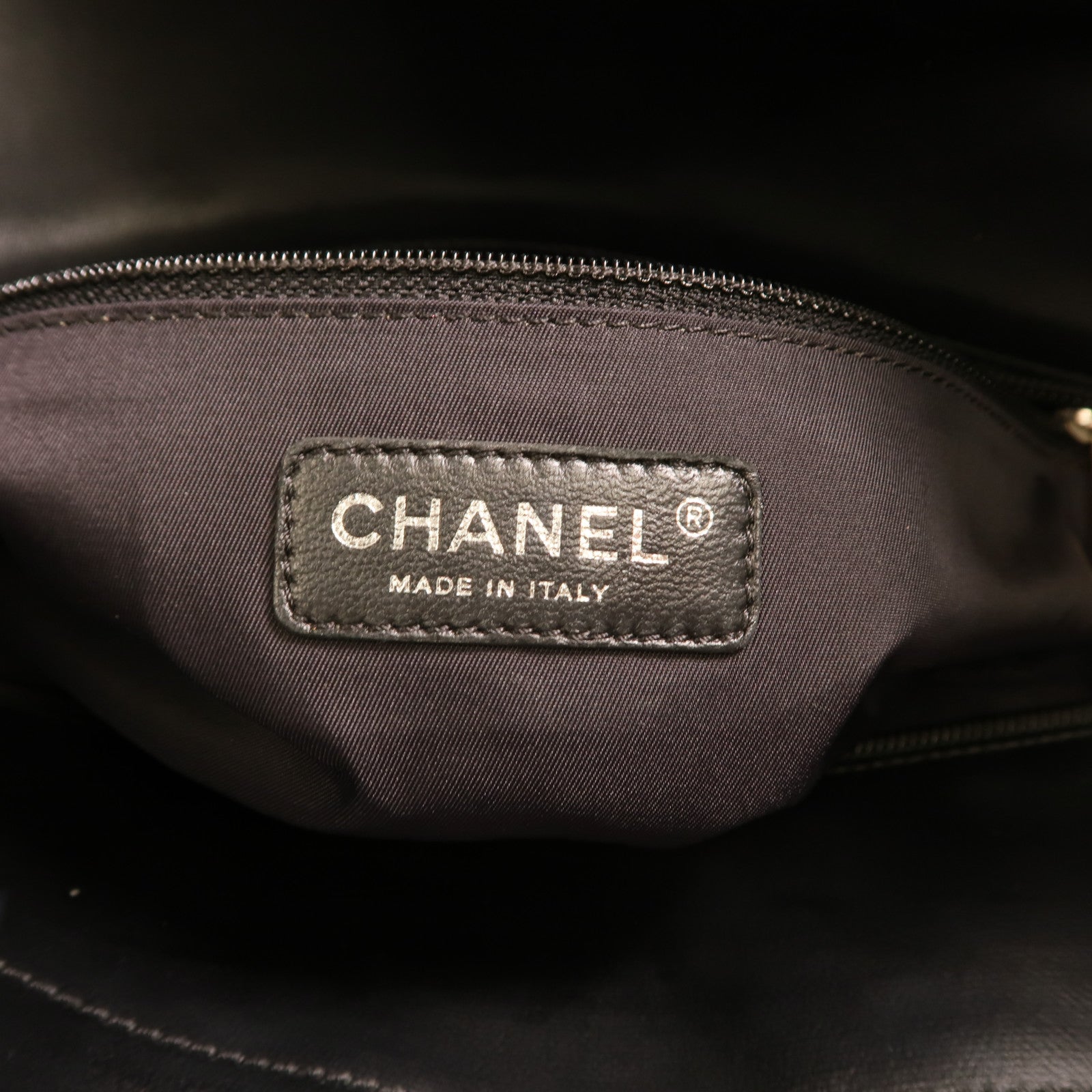 CHANEL 塗層帆布/尼龍Biarritz MM銀扣手挽袋