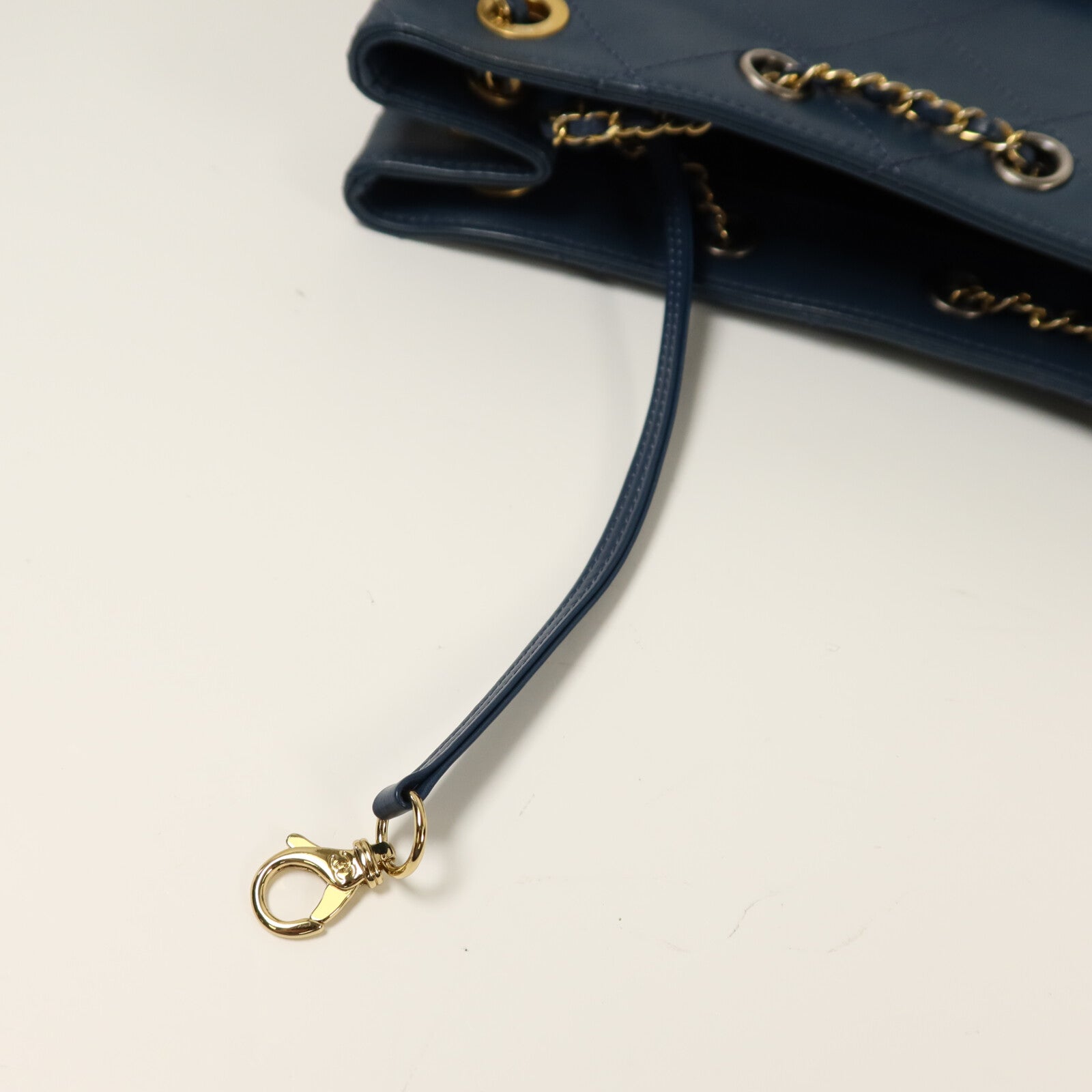 CHANEL 牛皮皮革Chain Shoulder鏈帶肩背袋