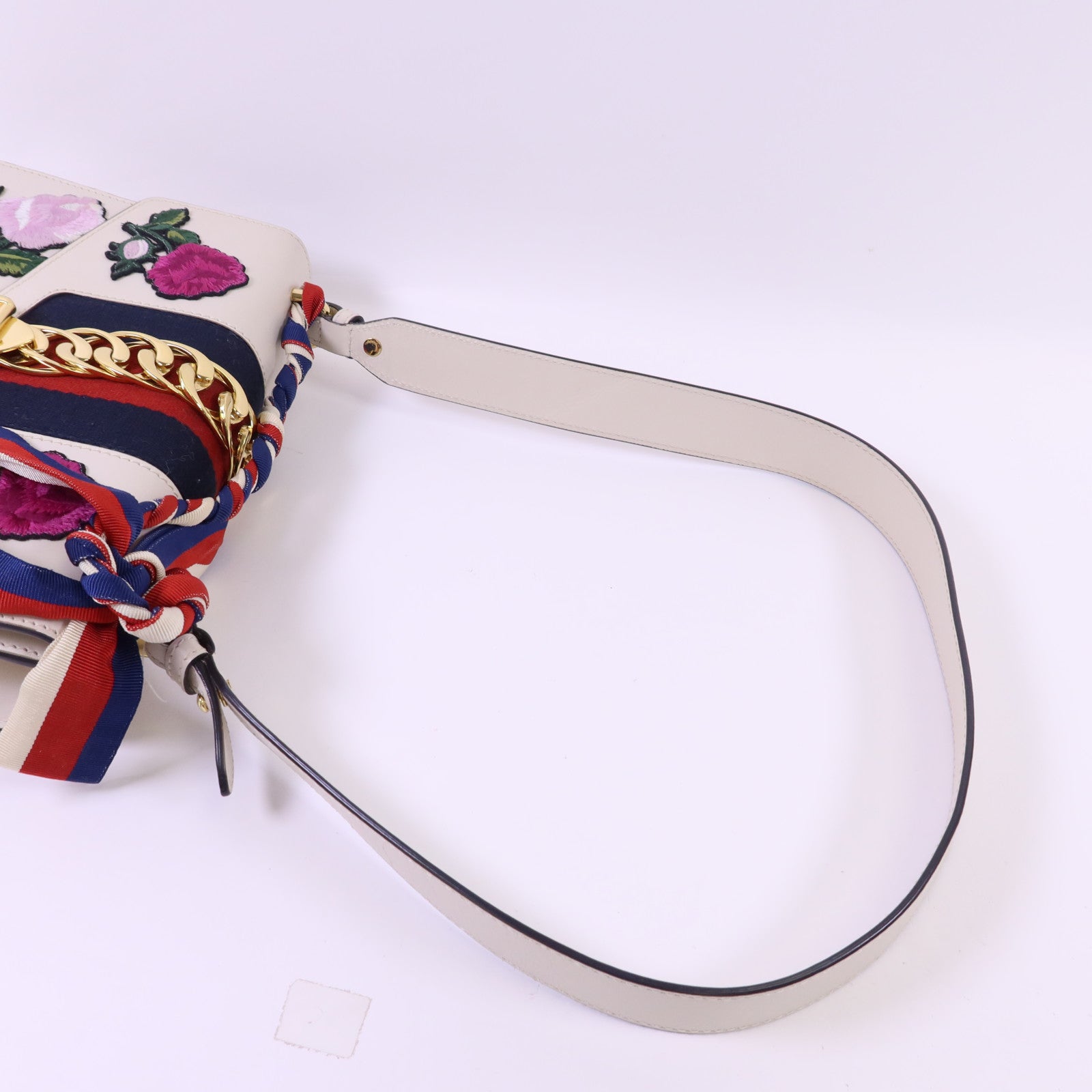 GUCCI 牛皮皮革Sylvie金扣肩背袋