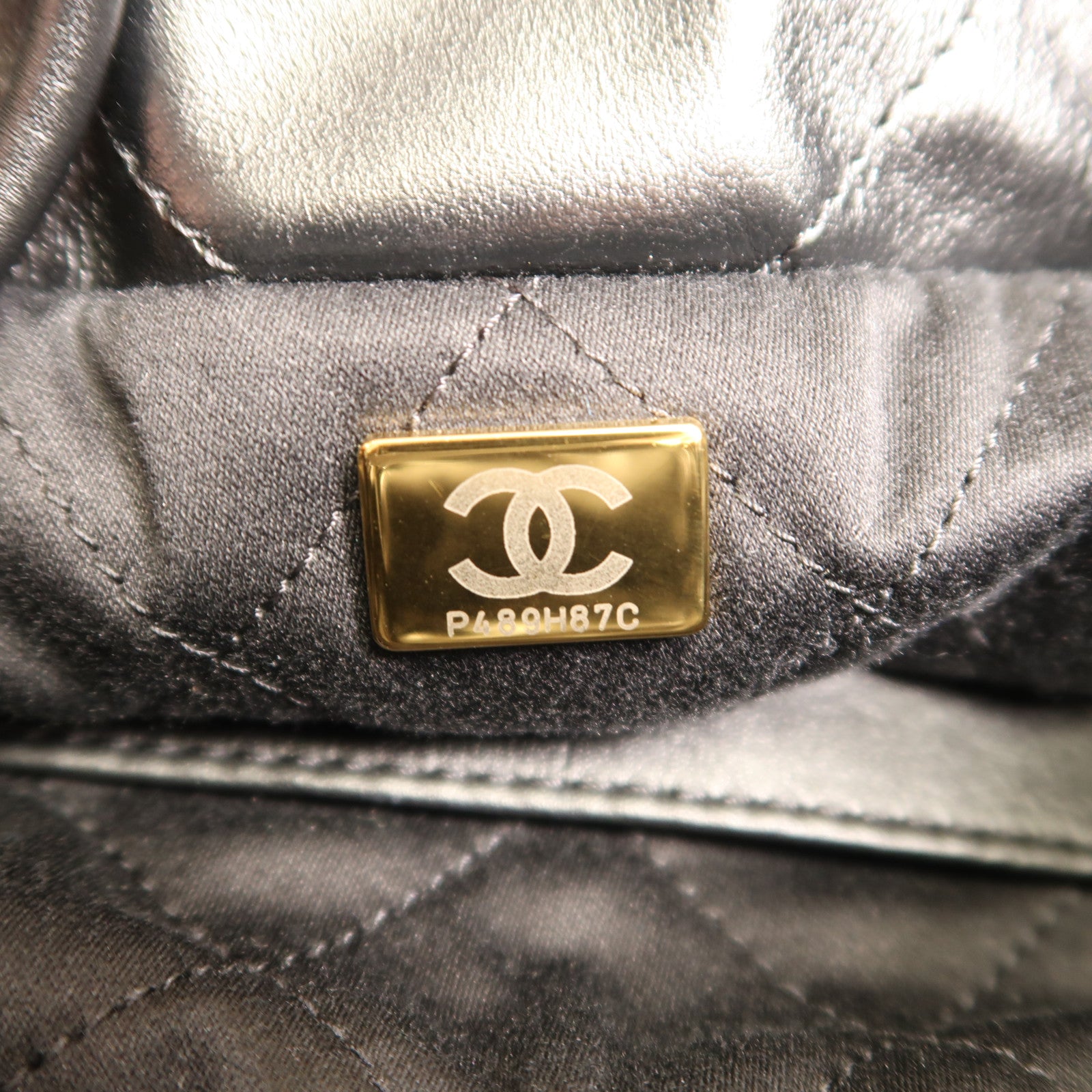CHANEL 皮革C22 Mini金扣鏈帶手挽肩背兩用袋