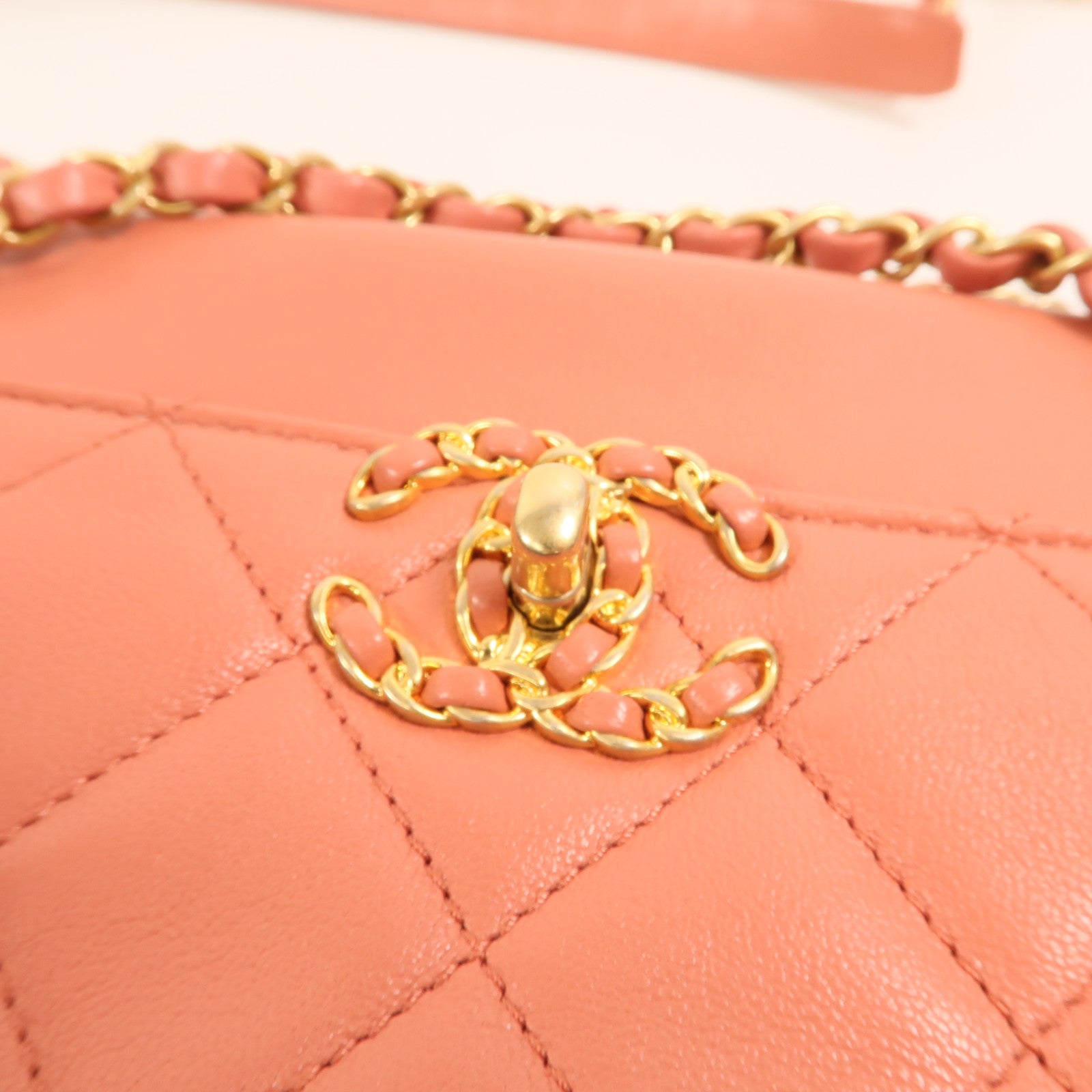 CHANEL 羊皮皮革19 Camera Bag金扣鏈帶肩背袋
