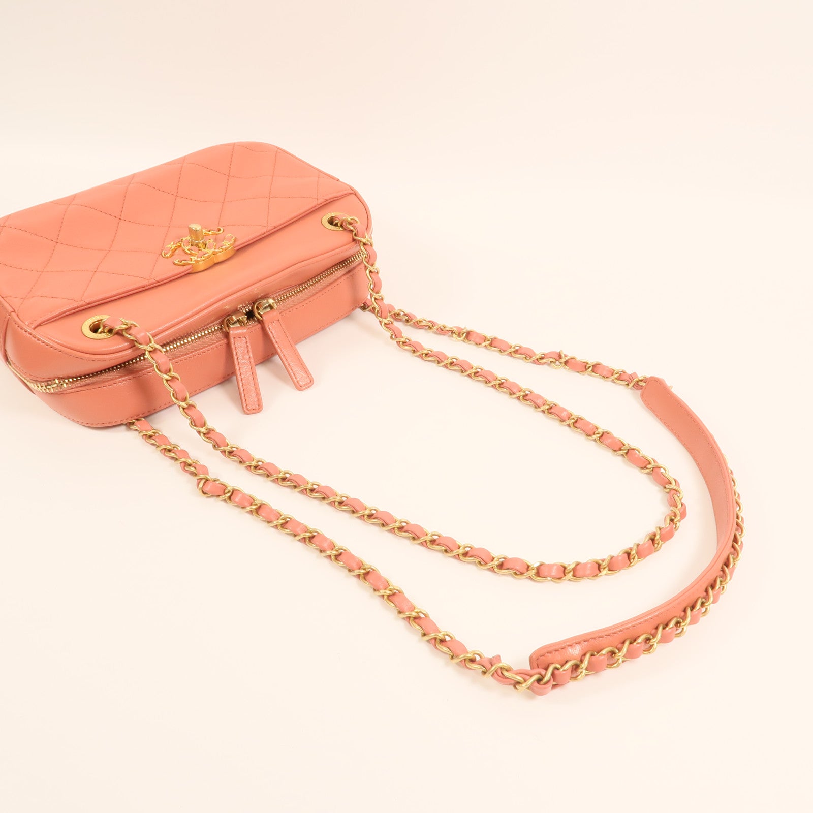 CHANEL 羊皮皮革19 Camera Bag金扣鏈帶肩背袋