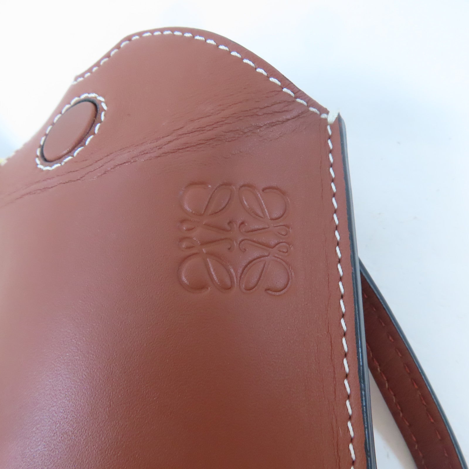 LOEWE 【激減優惠】牛皮皮革Gate Pocket Phone Bag金扣肩背袋啡色